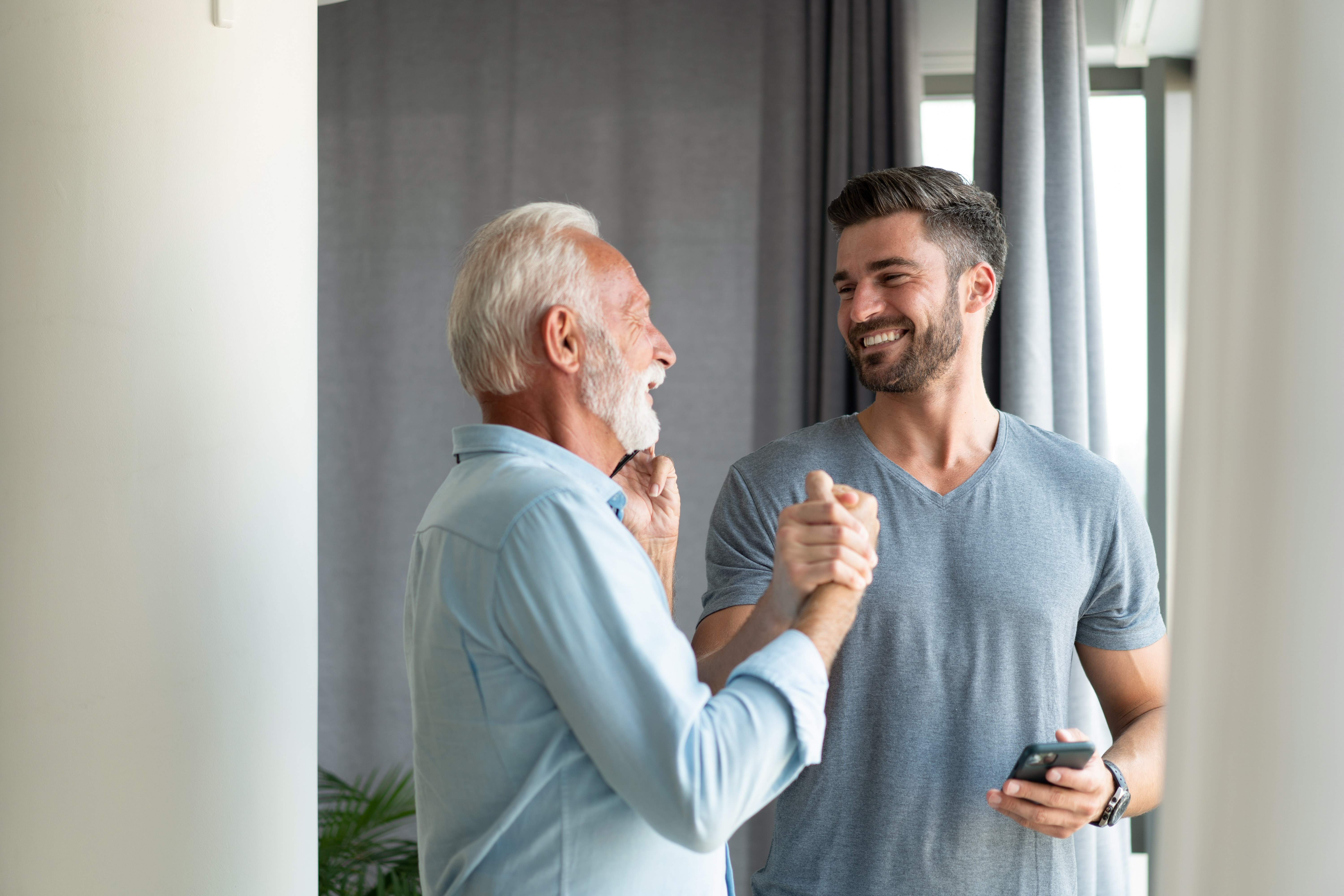 Ein Vater-Sohn-Duo in einem süßen Moment | Quelle: Getty Images