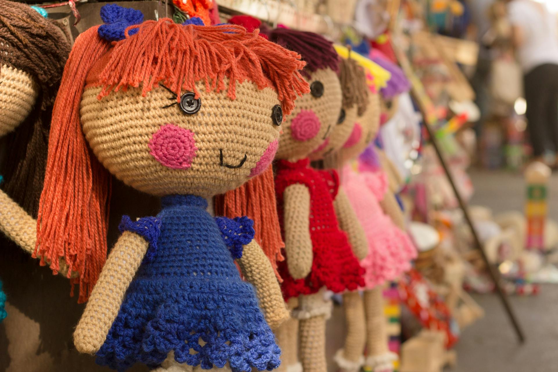 Gehäkelte Puppen hängen in einem Laden | Quelle: Pexels