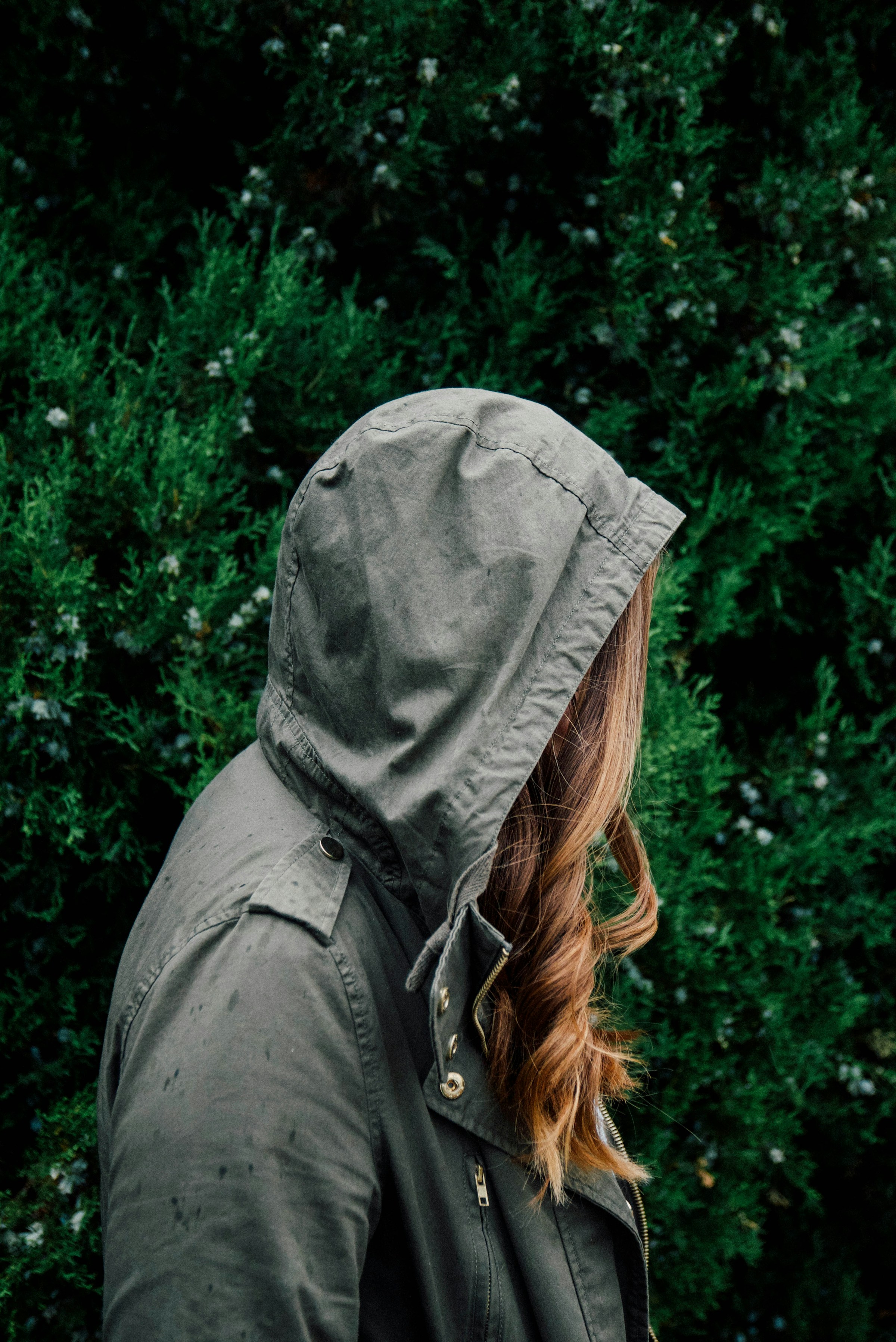 Eine Frau trägt eine graue Jacke | Quelle: Unsplash