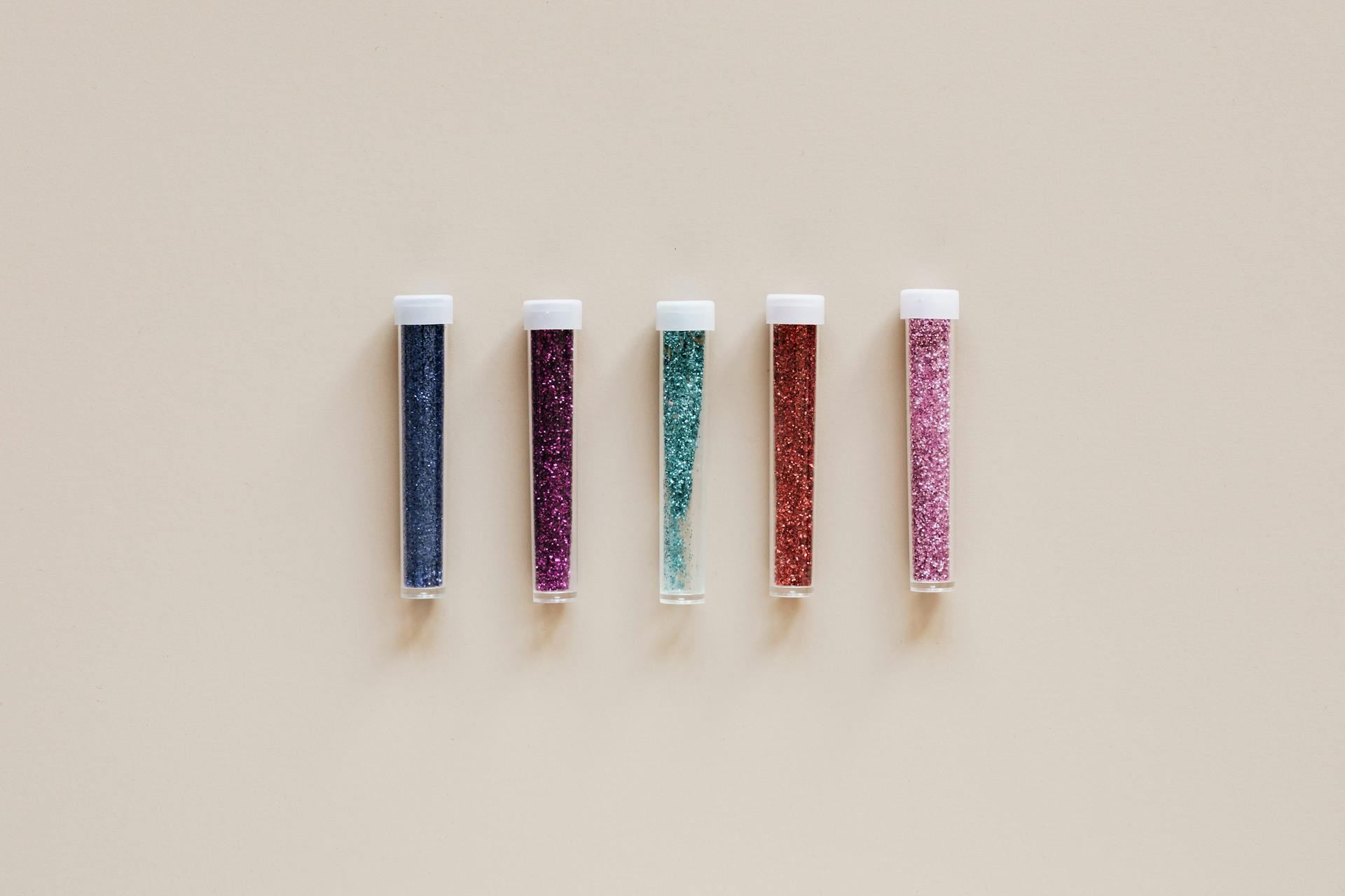 Glitter in Containern | Quelle: Pexels