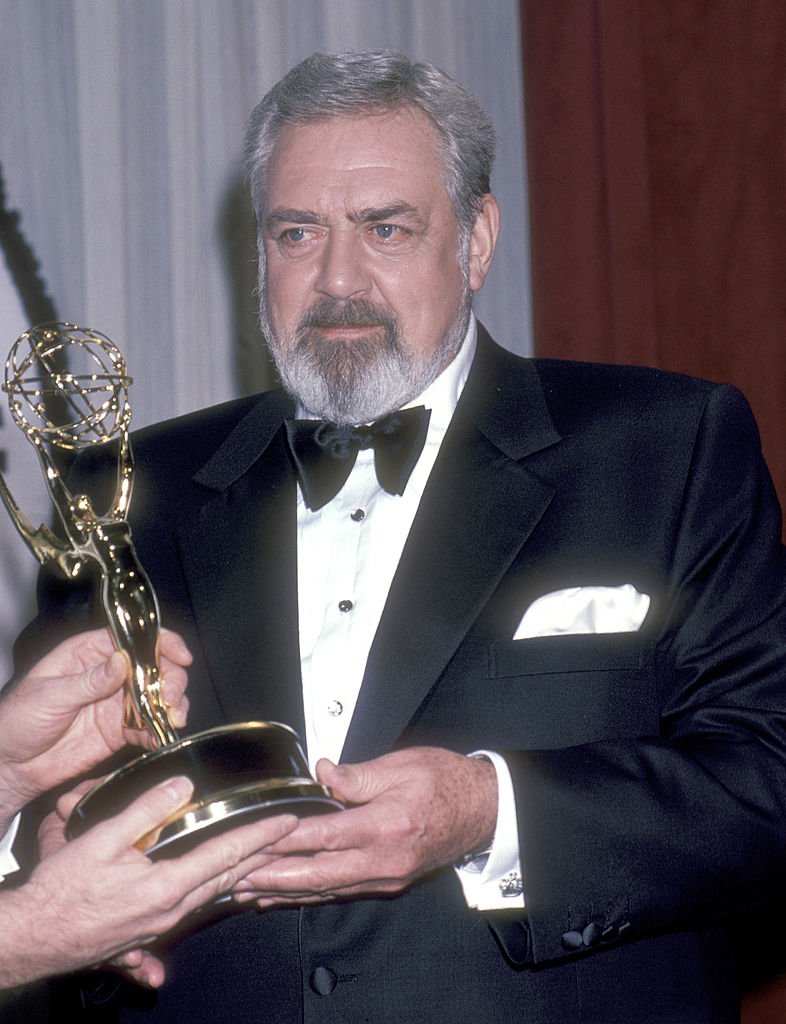 Raymond Burr nimmt am 25. November 1985 im Sheraton Center Hotel in New York City an den 13. Annual International Emmy Awards teil | Quelle: Getty Images
