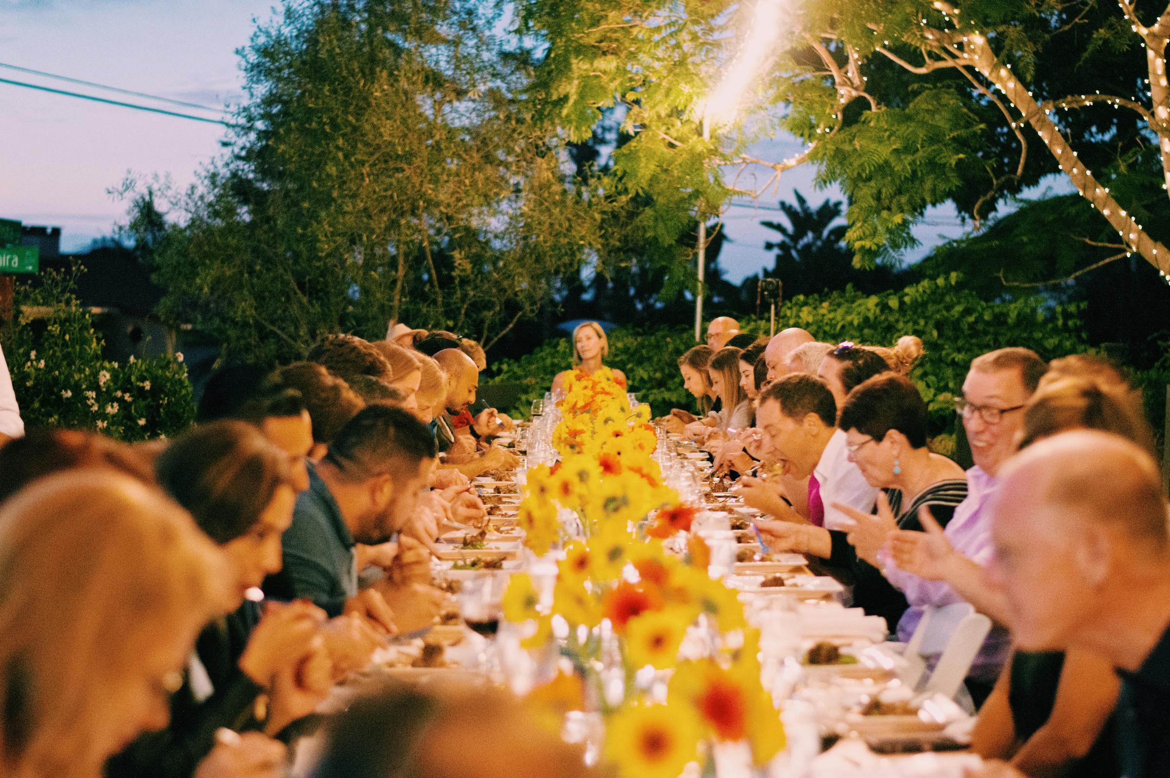 Gäste bei einem Rehearsal Dinner | Quelle: Unsplash