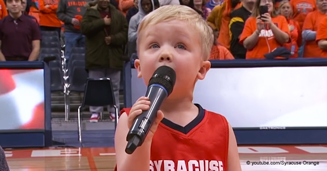Der kleine Junge verblüfft das Publikum mit seiner herzlichen Aufführung der Nationalhymne