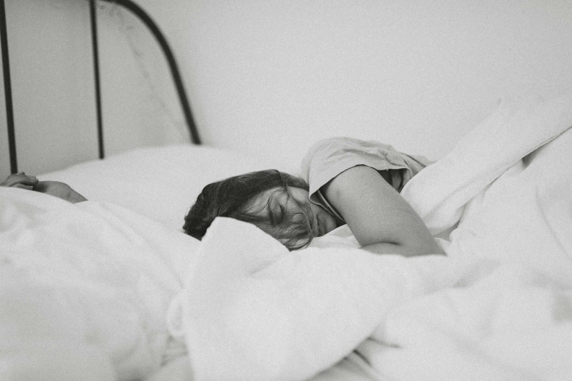 Eine schlafende Frau im Bett | Quelle: Unsplash