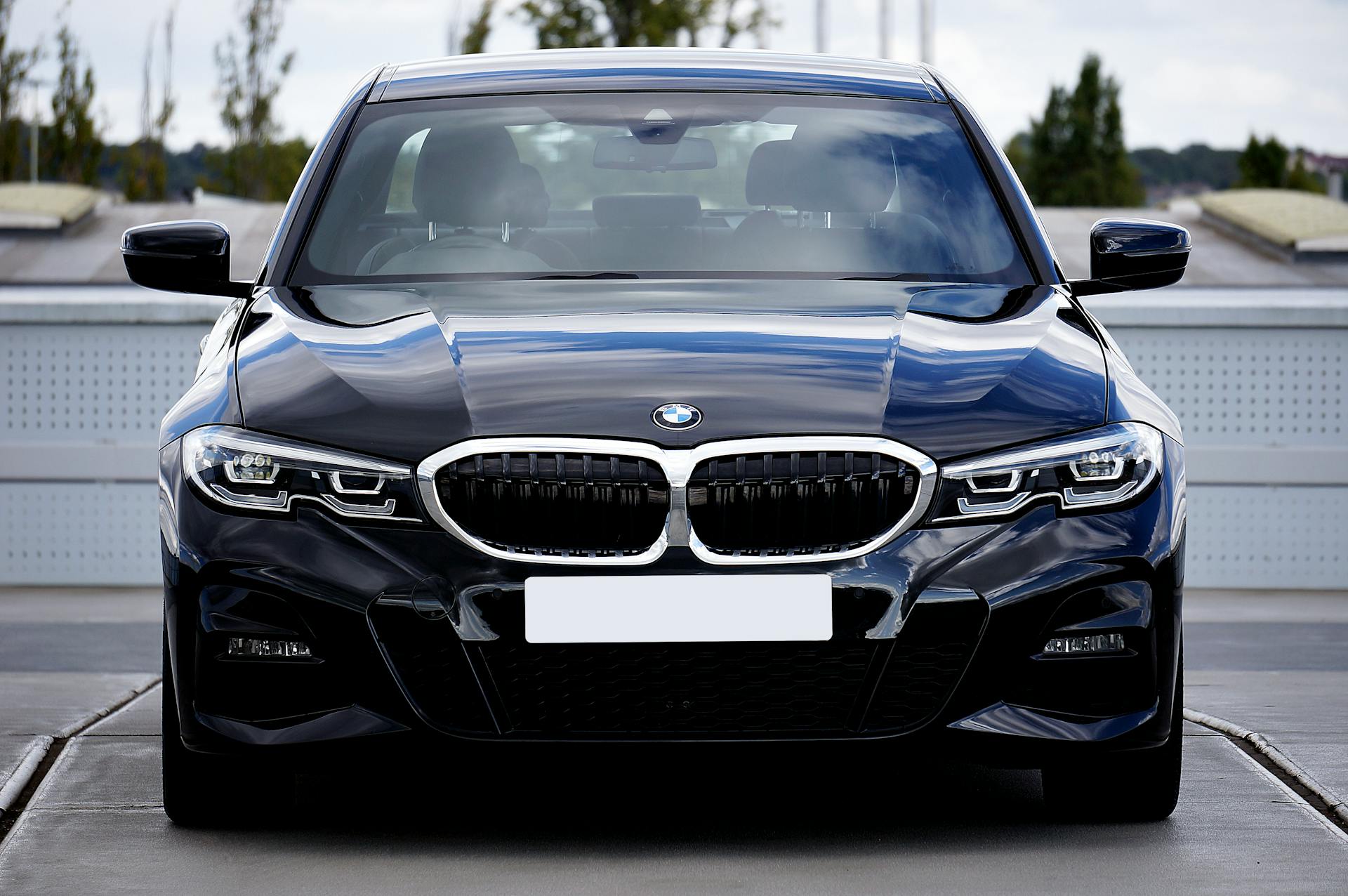 Ein schwarzer neuer BMW 320D | Quelle: Pexels