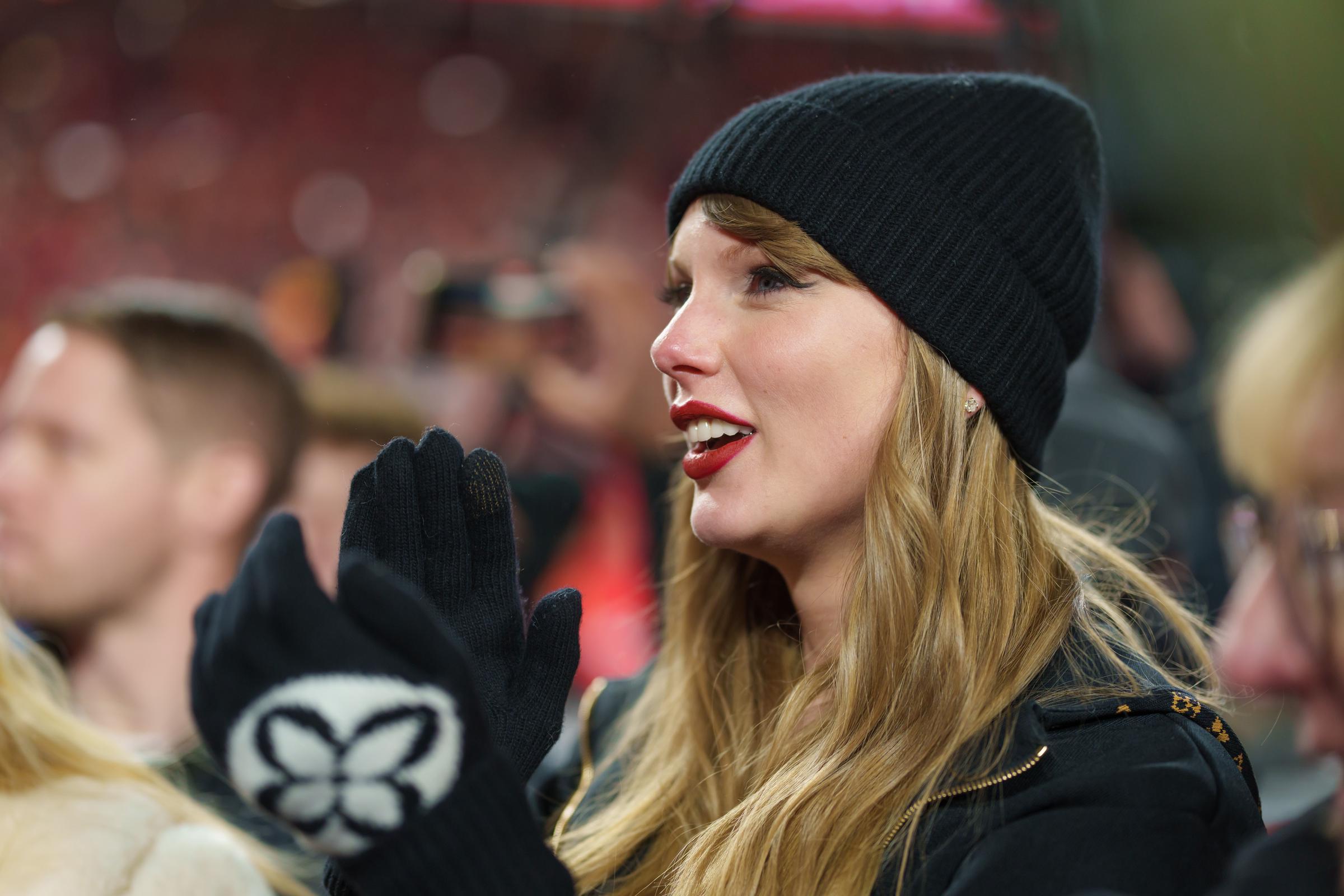 Taylor Swift bei der Pokalübergabe nach dem AFC Championship NFL Footballspiel | Quelle: Getty Images