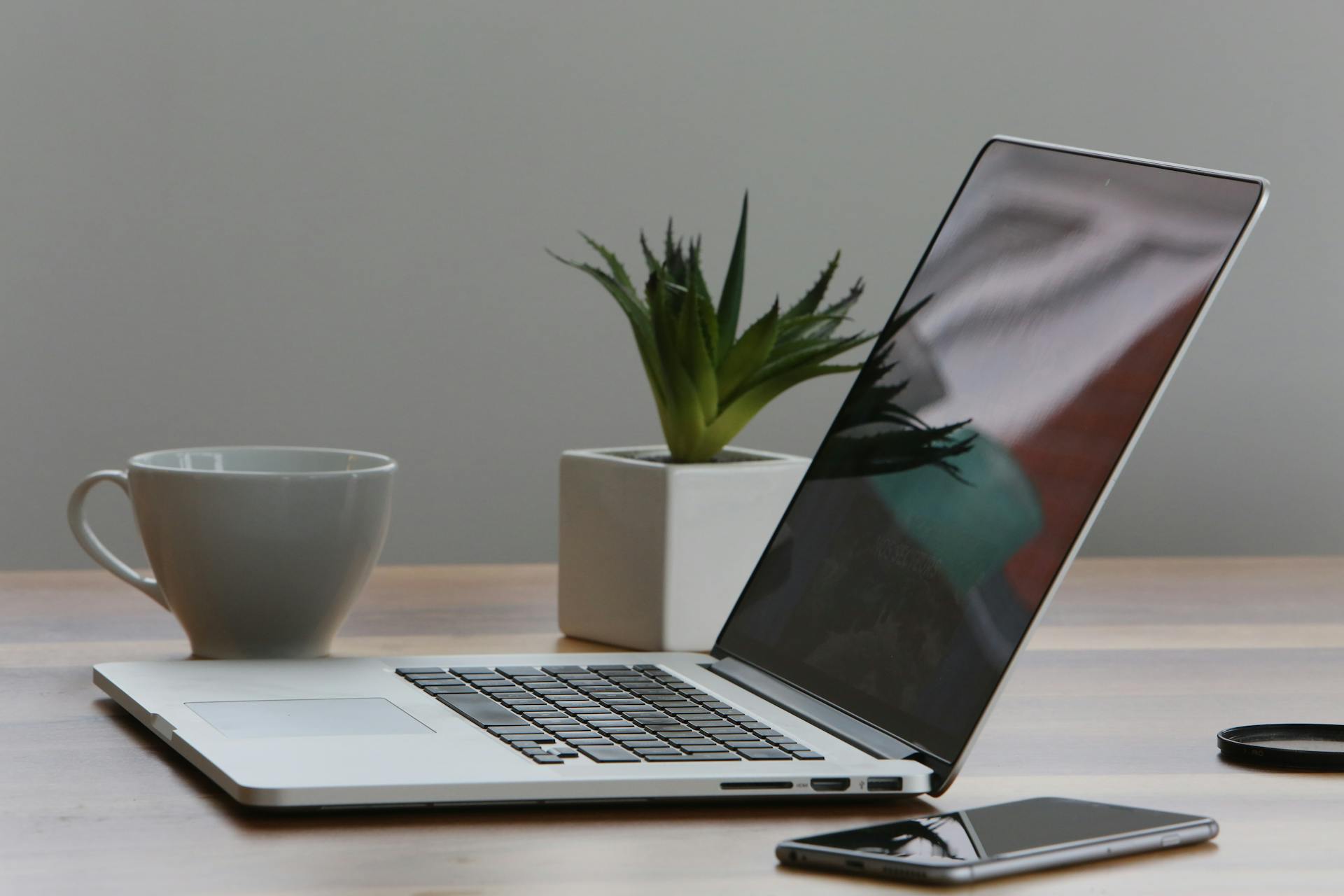 Ein Laptop auf einem Tisch | Quelle: Pexels
