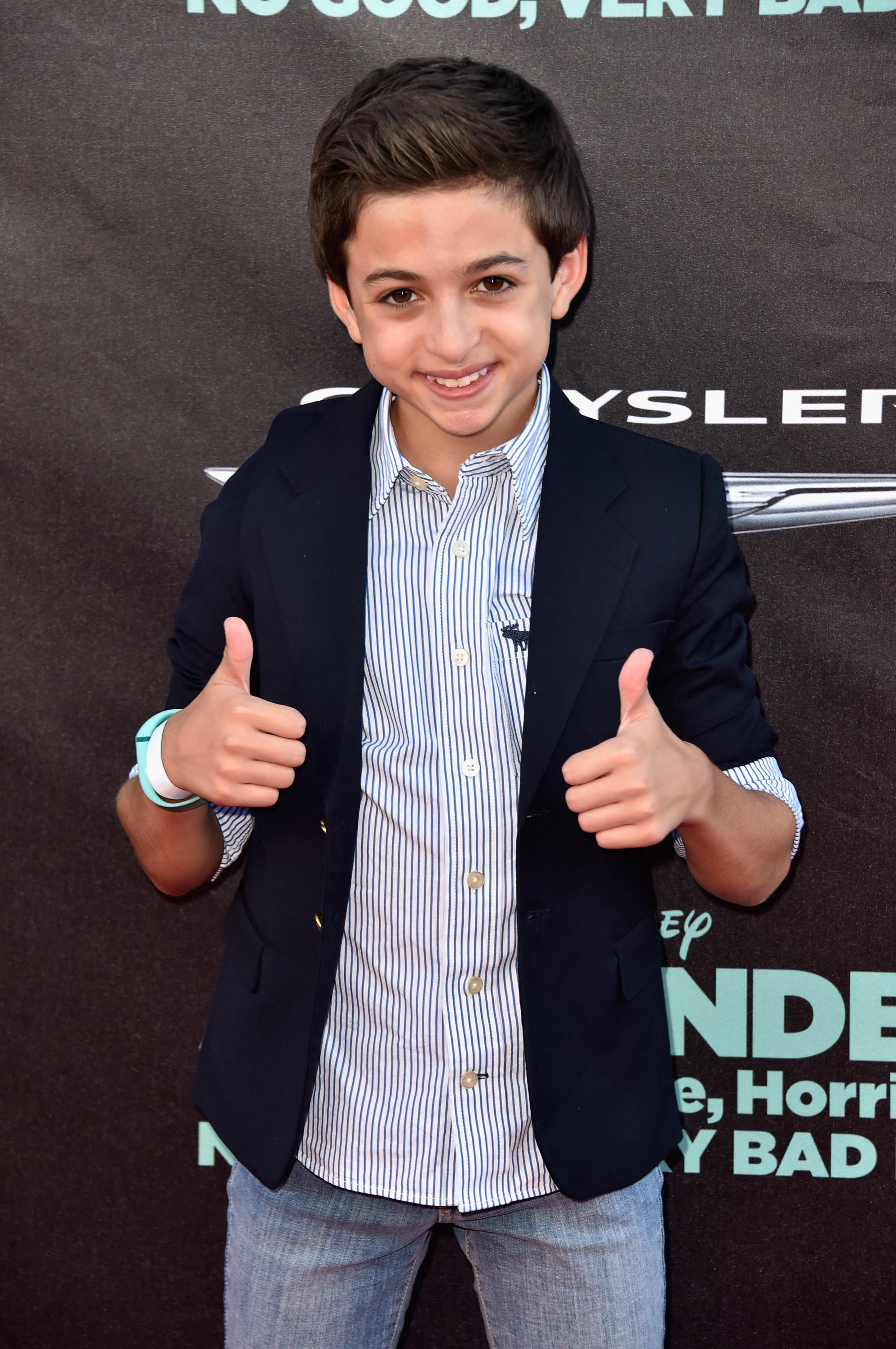 Bei der Premiere von Disneys „Alexander und der schreckliche, furchtbare, miese, ganz schreckliche Tag“ im El Capitan Theatre in Hollywood, Kalifornien, lächelt sie in die Kameras – sie trägt einen marineblauen Blazer, ein blau-weiß gestreiftes Hemd und hellgewaschene Jeans. | Quelle: Getty Images