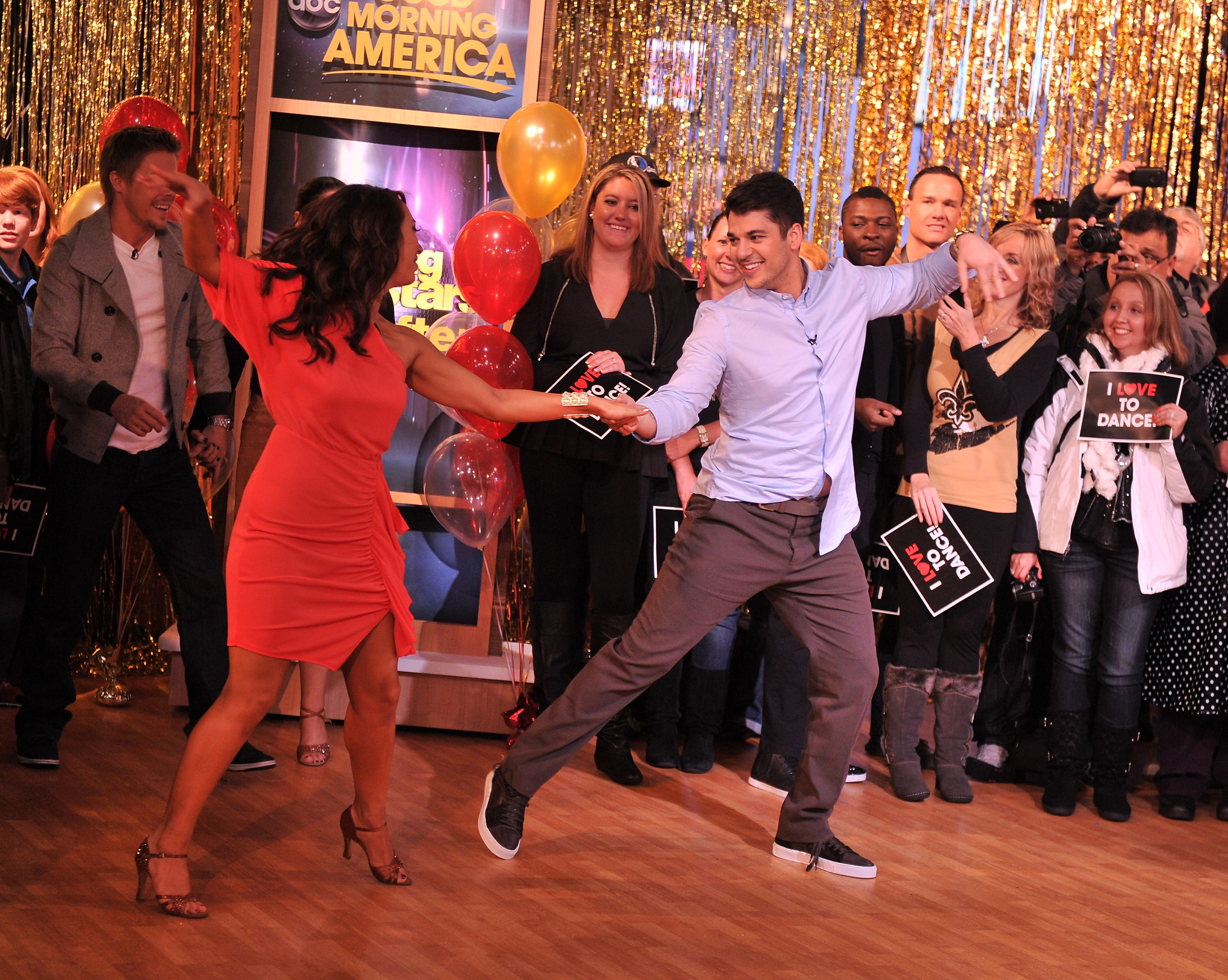 Rob Kardashian zeigt sein tänzerisches Können bei einem lebhaften Auftritt bei „Good Morning America“ nach seinem Erfolg bei „Dancing with the Stars“ im Jahr 2011. Seine verspielte Energie und seine selbstbewussten Bewegungen erinnern an eine Zeit, in der er sich auf der Bühne vor Millionen von Zuschauern sichtlich wohlfühlte. | Quelle: Getty Images.