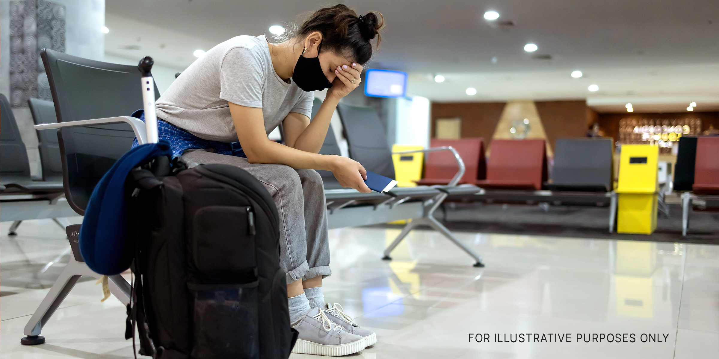 Eine Frau mit ihrem Gepäck. | Quelle: Shutterstock