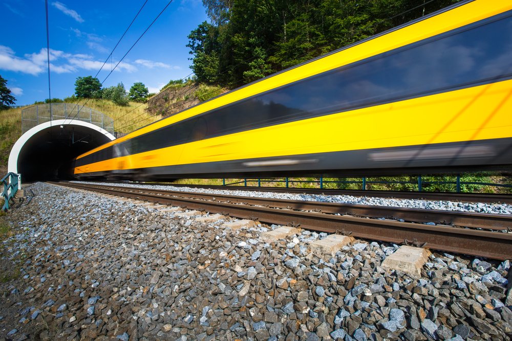 Ein Foto von einem Schnellzug, der durch einen Tunnel fährt. | Quelle: Shutterstock