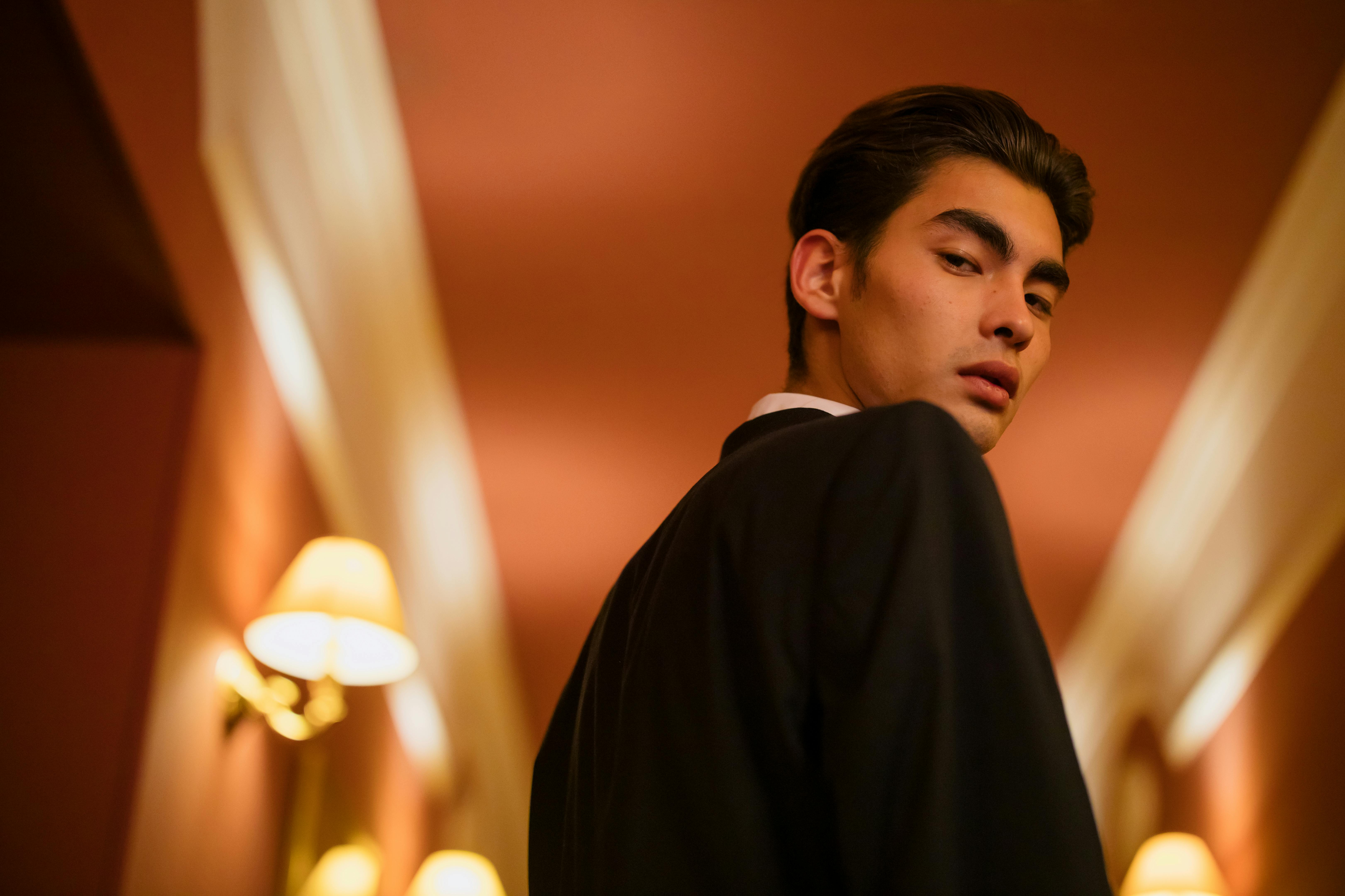 Ein Mann im Anzug schaut in die Kamera | Quelle: Pexels