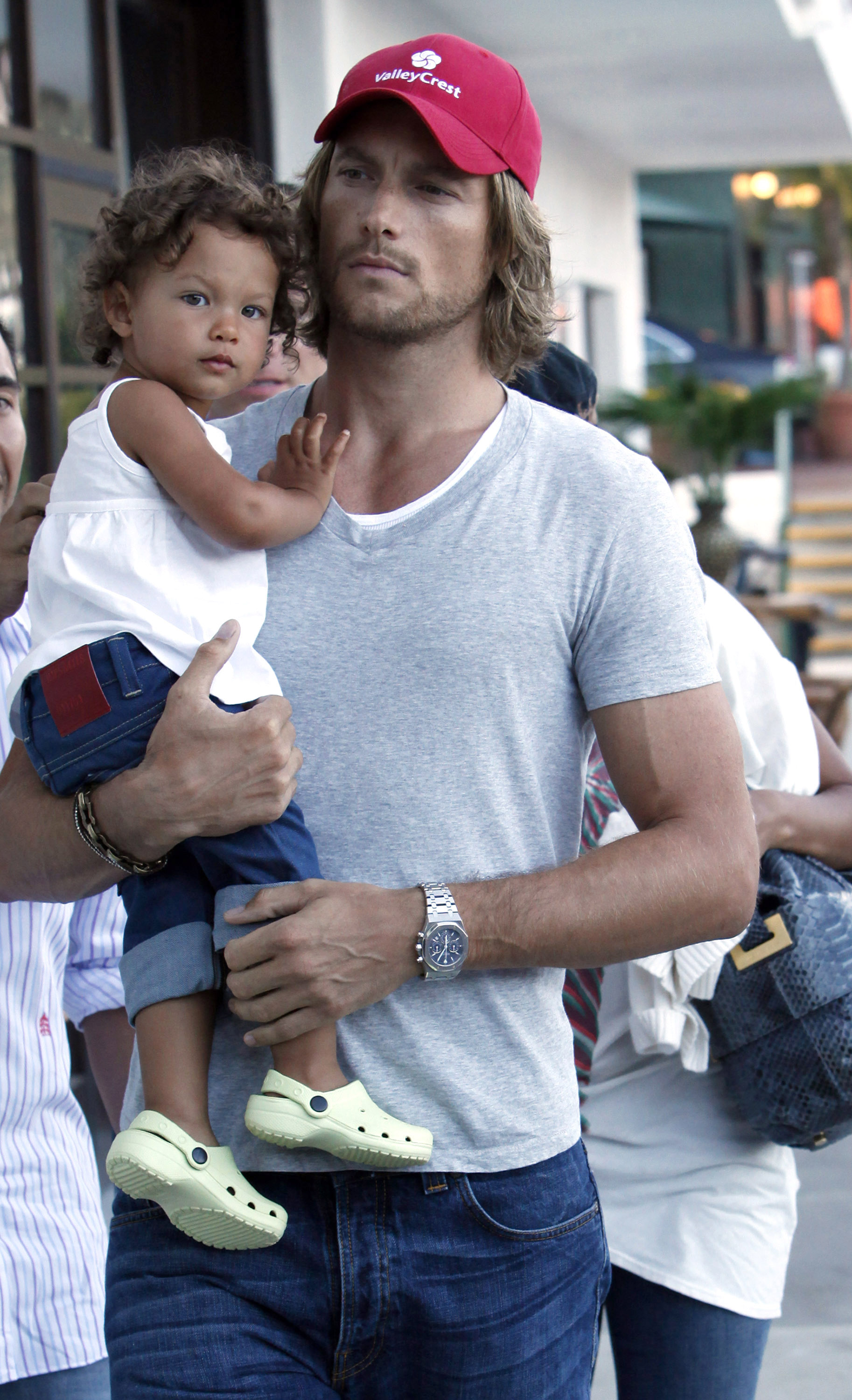 Nahla Ariela Aubry mit ihrem Vater Gabriel Aubry, gesehen am 23. August 2009 | Quelle: Getty Images