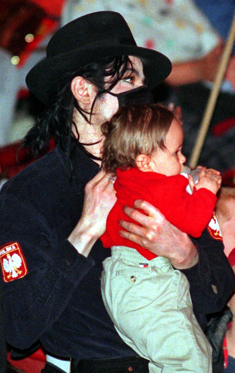 Michael und Prince Jackson, aufgenommen am 28. März 1998 | Quelle: Getty Images