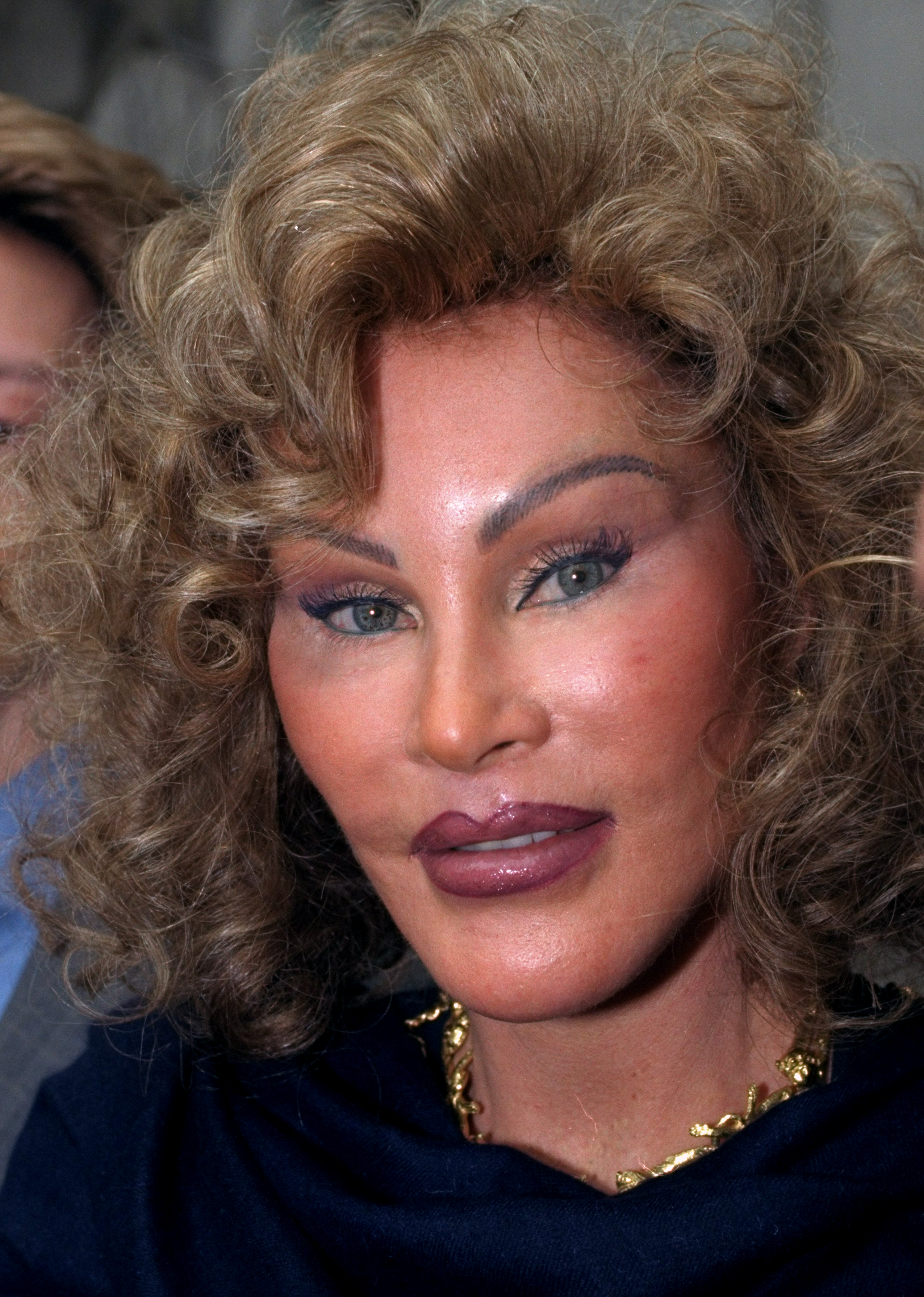 Jocelyne Wildenstein beim Verlassen des State Supreme Court in Lower Manhattan mit ihren Anwälten und Freunden am 21. April 1999. | Quelle: Getty Images