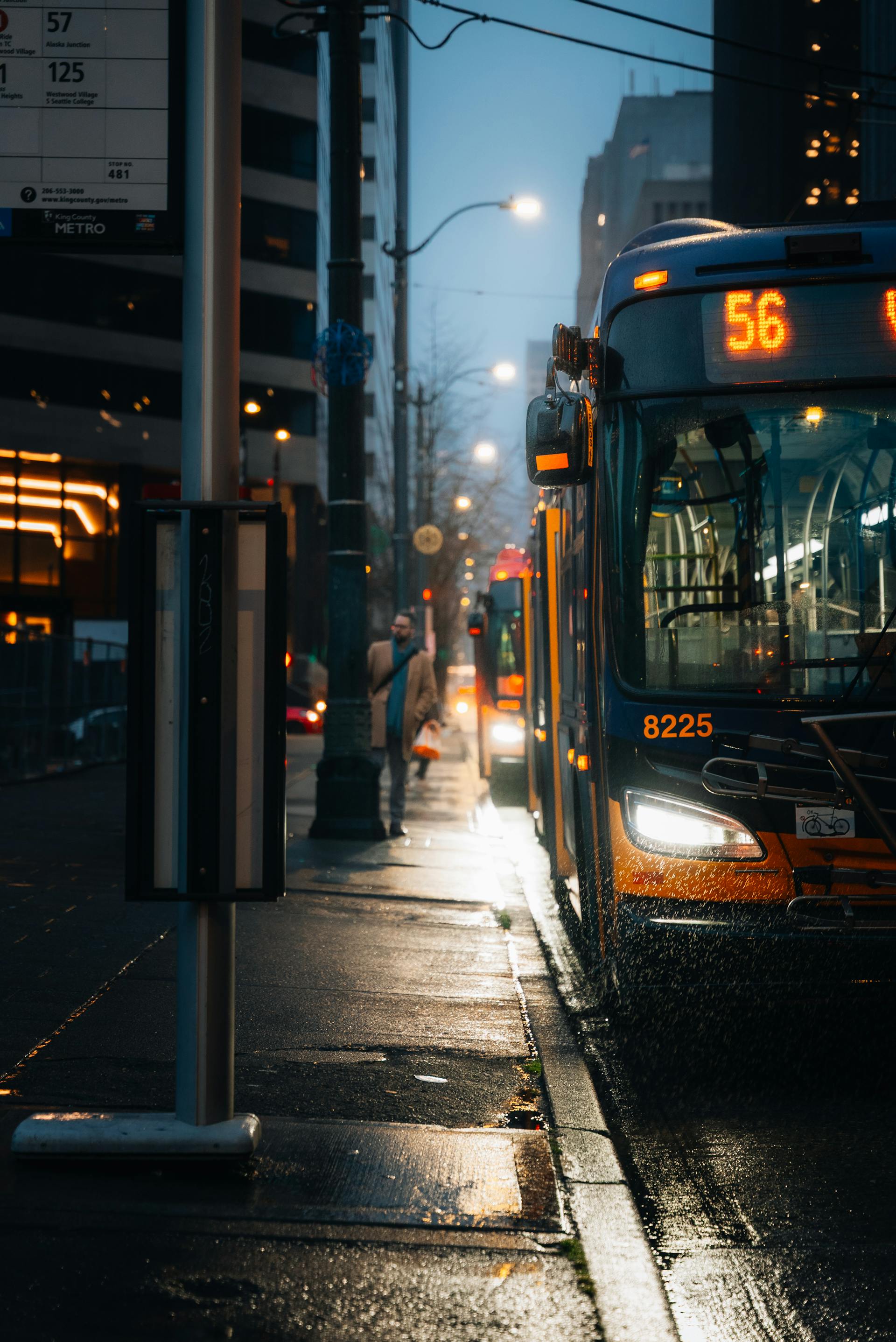 Ein Bus hält an einem Bordstein | Quelle: Pexels