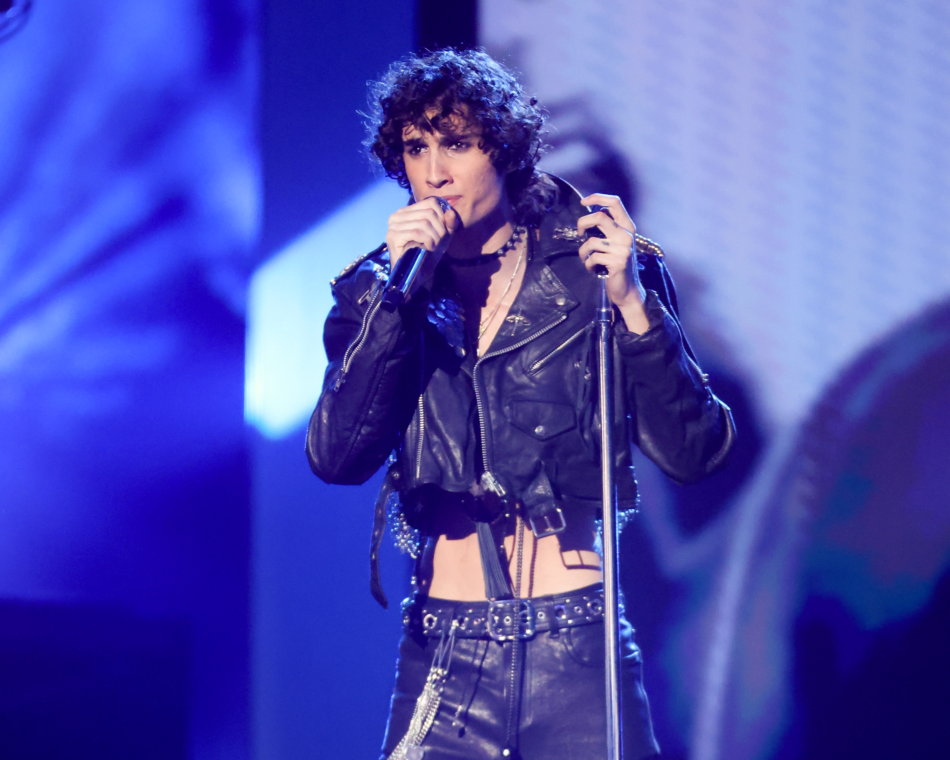 Sombr betritt die Bühne in George Michaels maßgefertigter Lederjacke aus der „Faith"-Ära und performt beim Tribut der MTV Video Music Awards 2026. | Quelle: Getty Images
