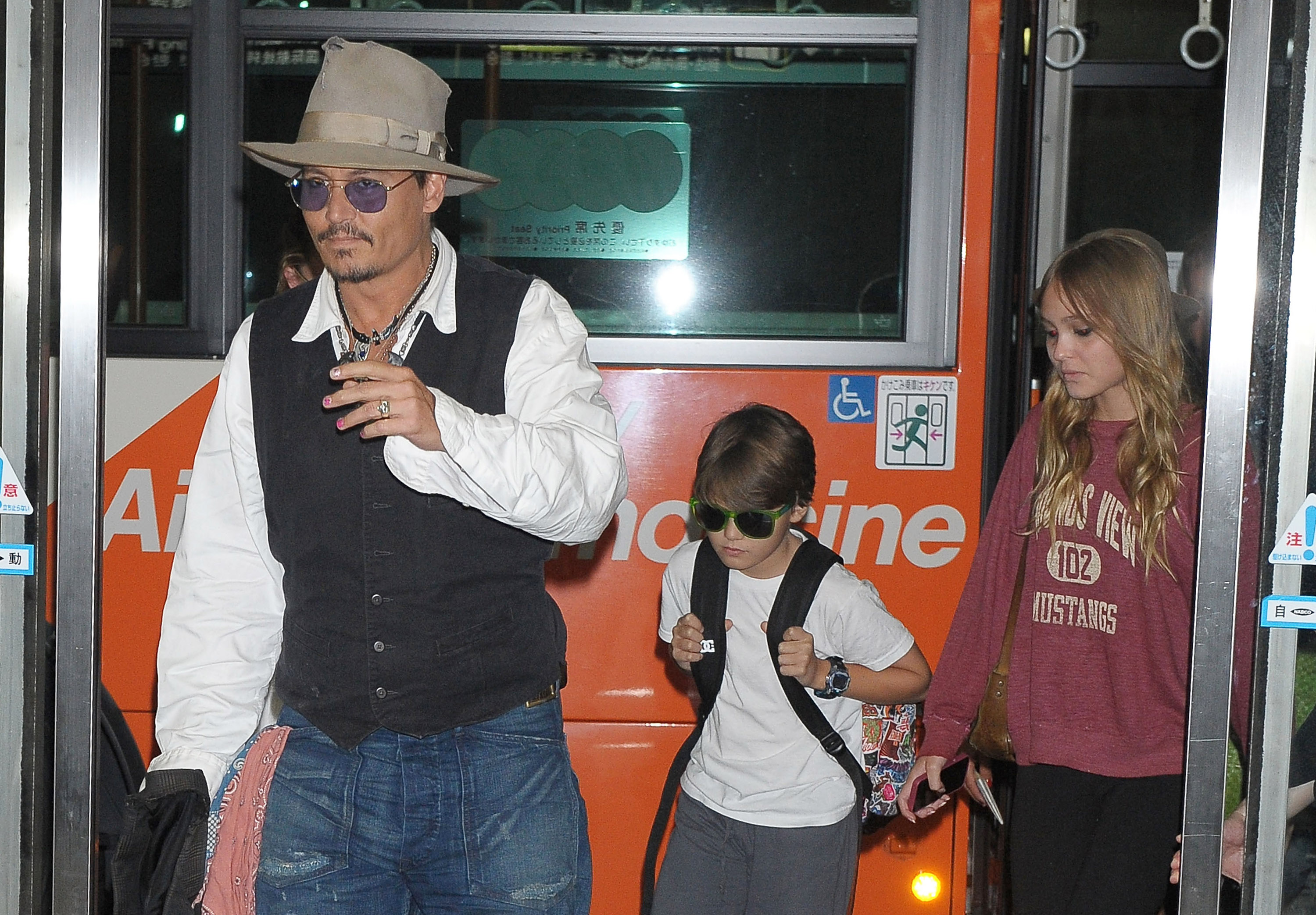 Johnny, Jack und Lily-Rose Depp. | Quelle: Getty Images