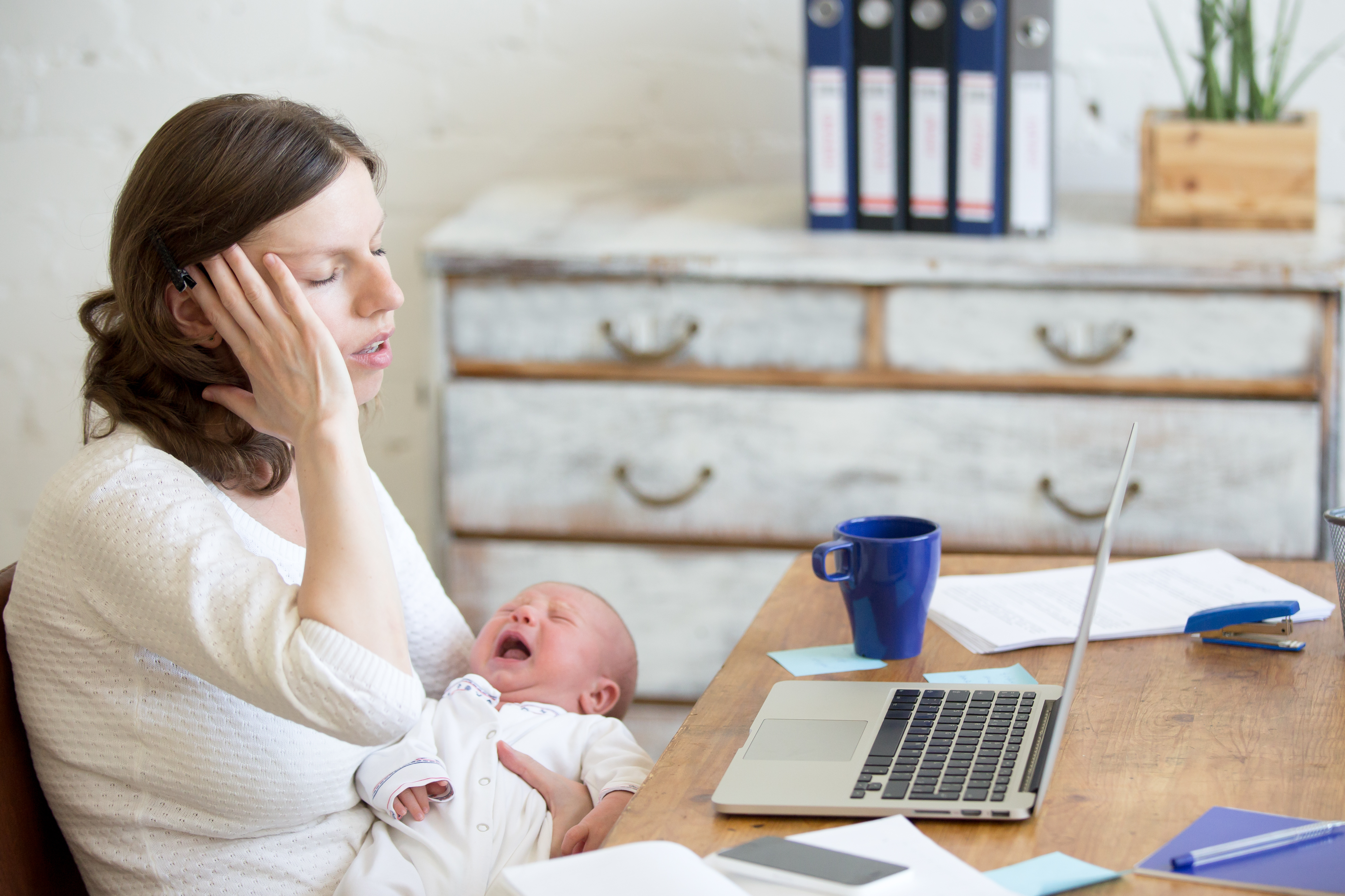 Eine gestresst wirkende Mutter mit ihrem Kind | Quelle: Shutterstock