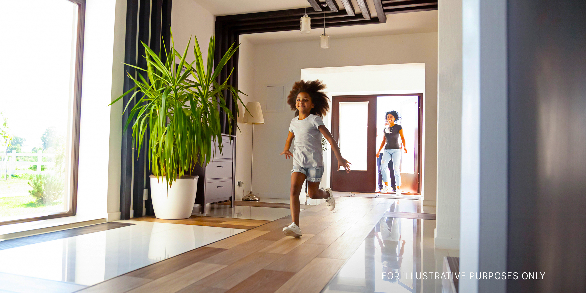 Kind läuft im Haus | Quelle: Shutterstock