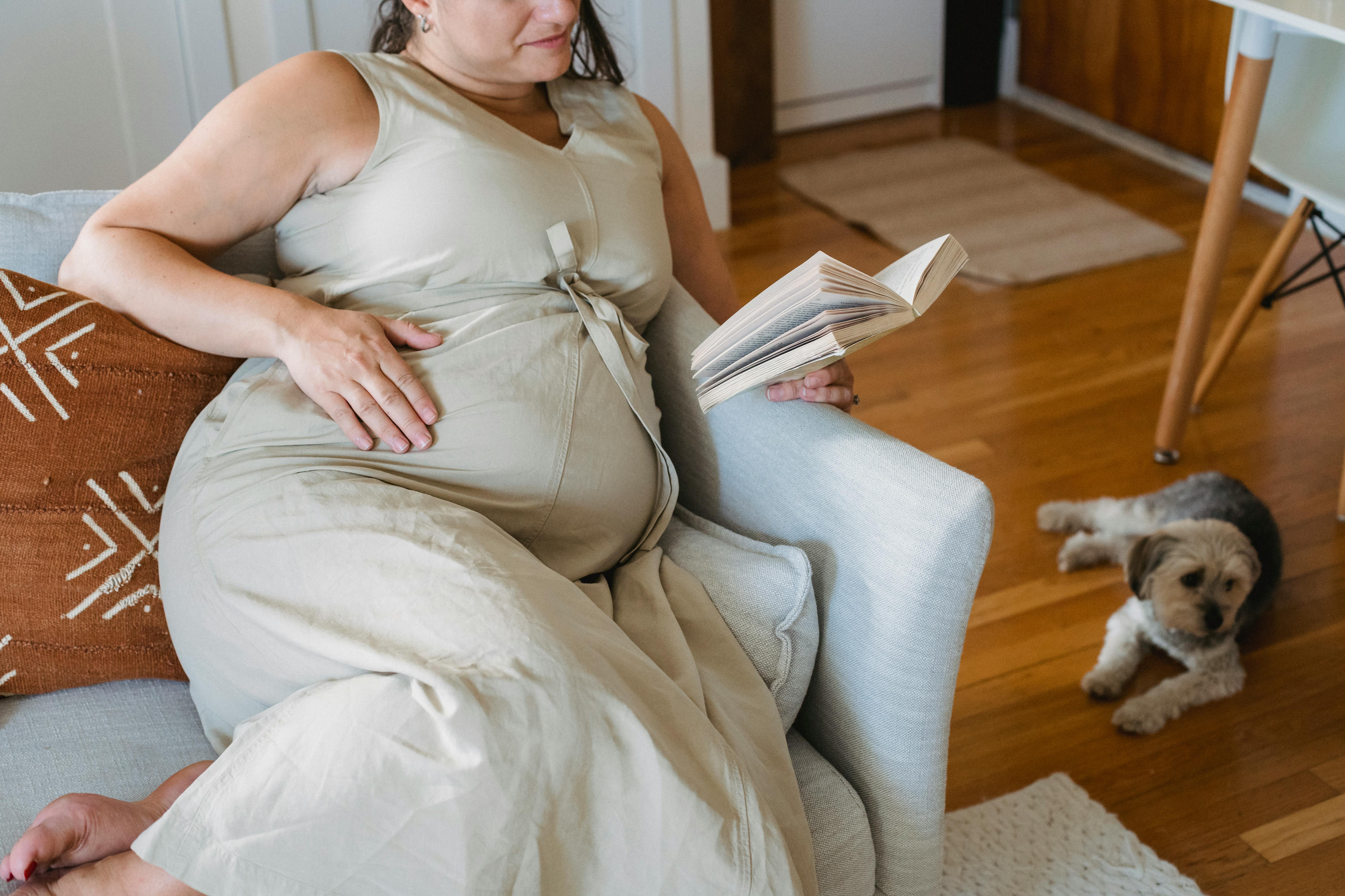 Eine schwangere Frau liest ein Buch | Quelle: Pexels