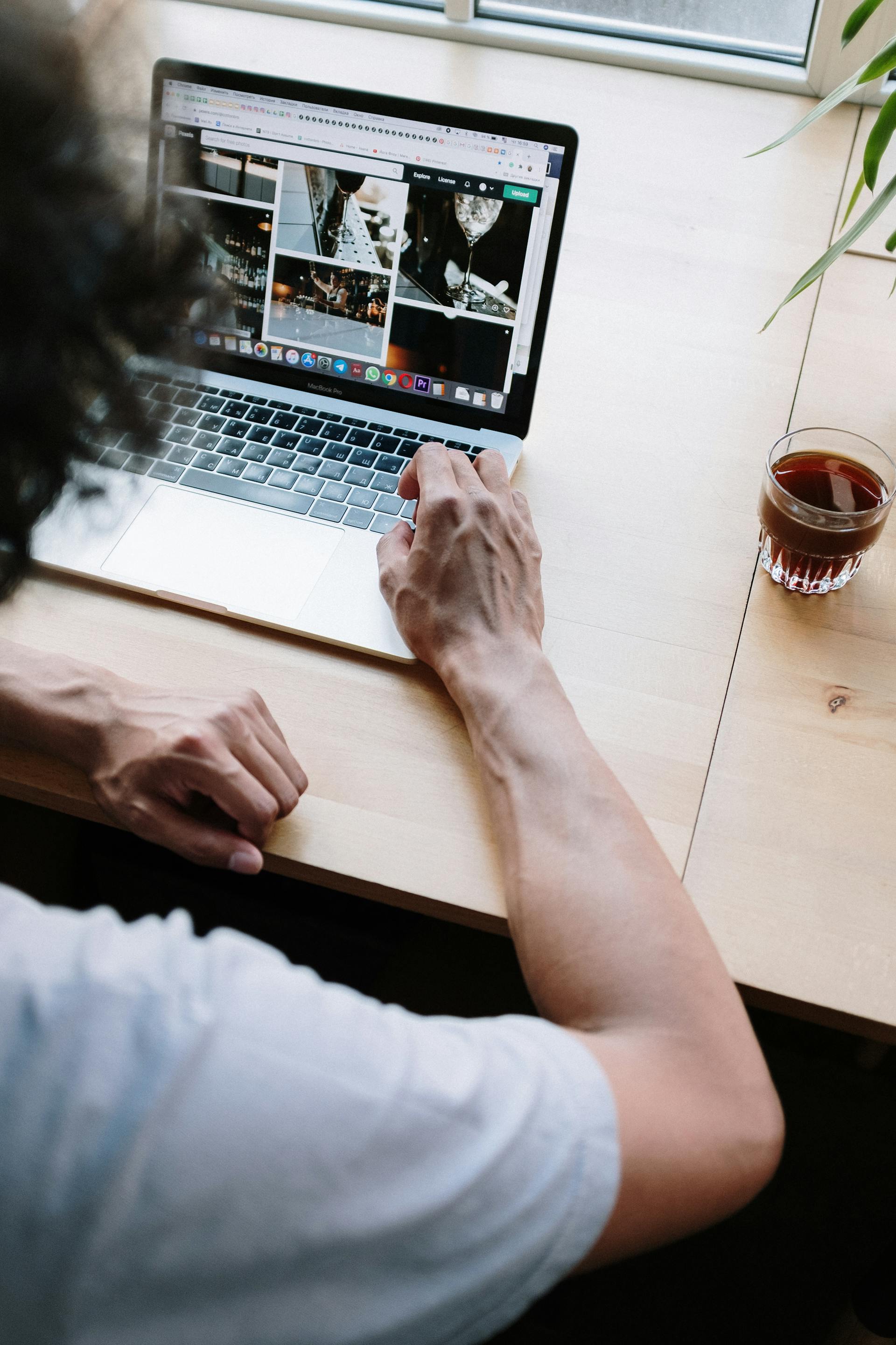 Eine Person arbeitet an einem Laptop | Quelle: Pexels