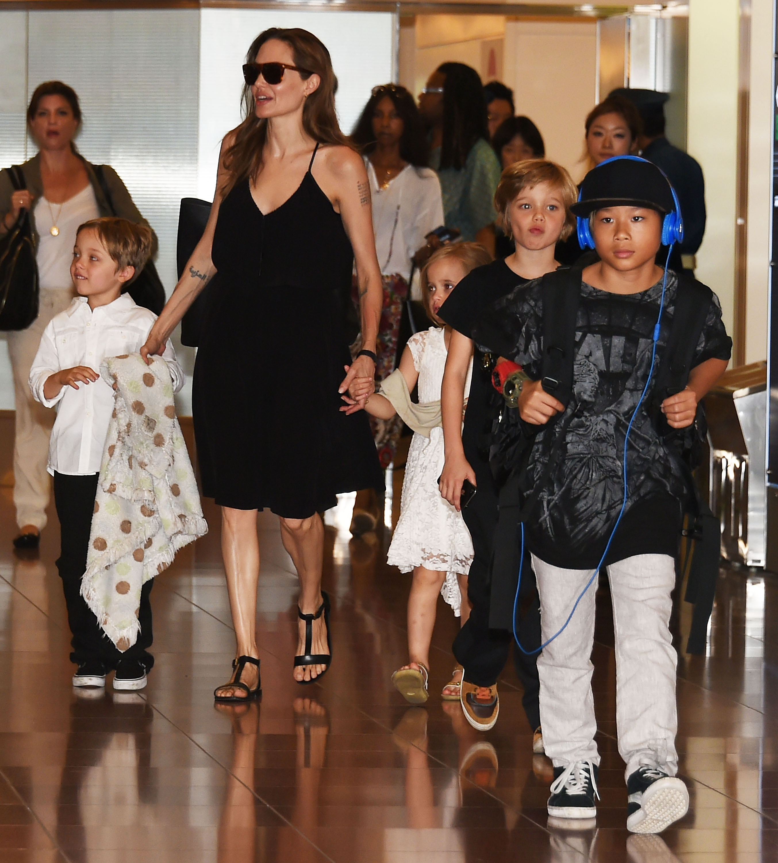 Pax Jolie-Pitt und seine Familie werden am 21. Juni 2014 am Flughafen Haneda in Tokio, Japan, fotografiert. | Quelle: Getty Images