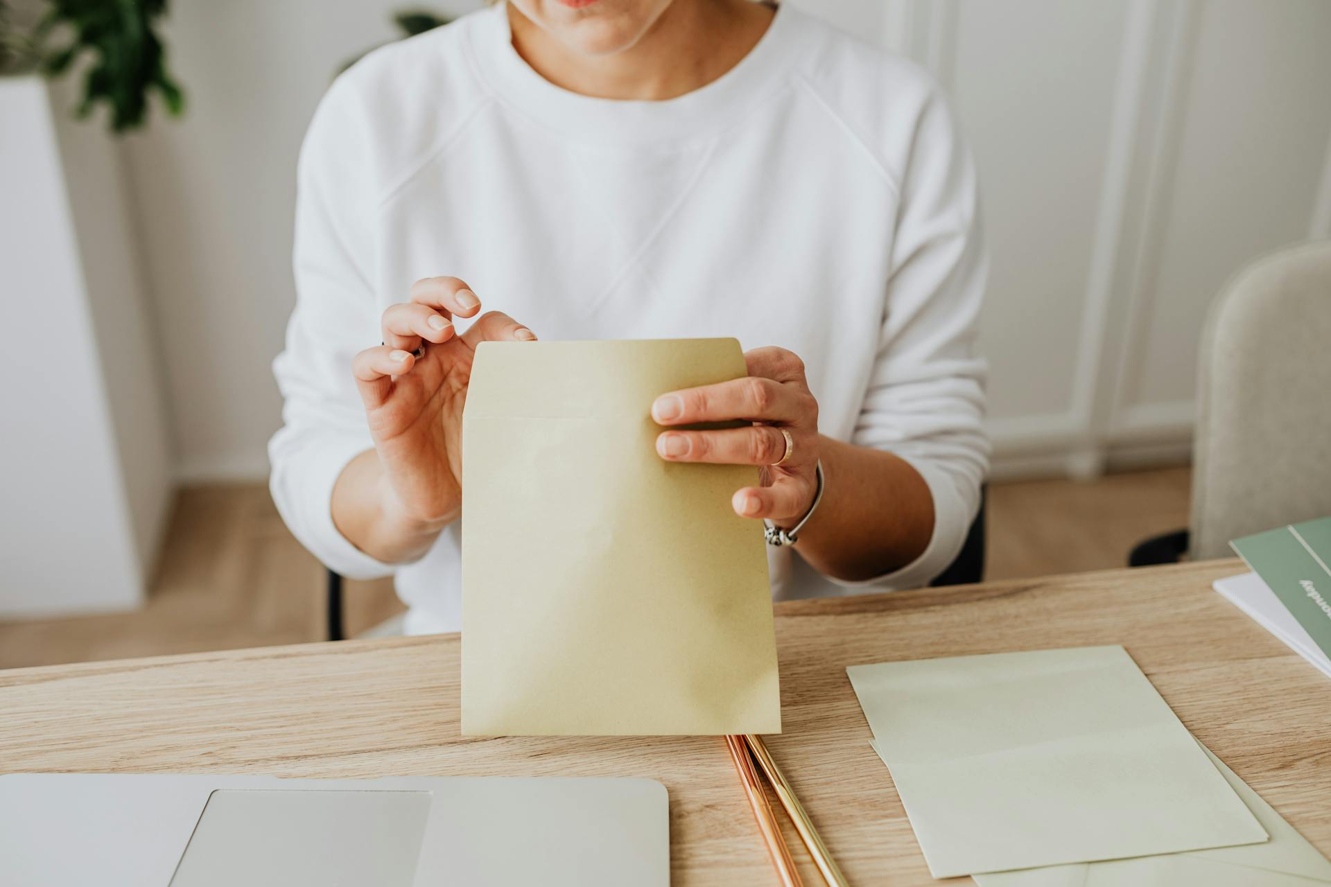 Eine Frau öffnet einen Umschlag | Quelle: Pexels