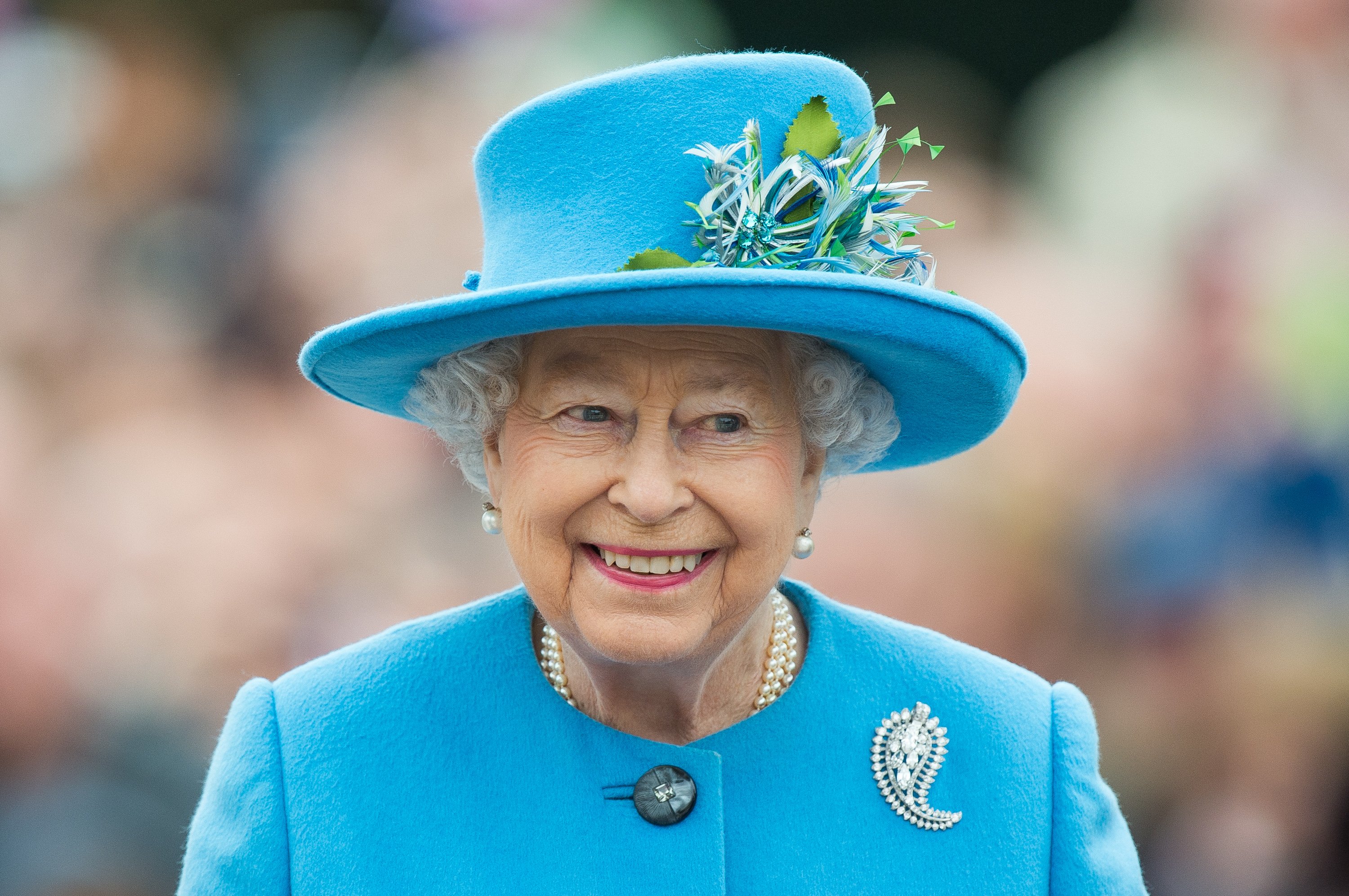Königin Elizabeth II. besichtigte am 27. Oktober 2016 den "Queen Mother Square" in Poundbury, Dorset. | Quelle: Getty Images