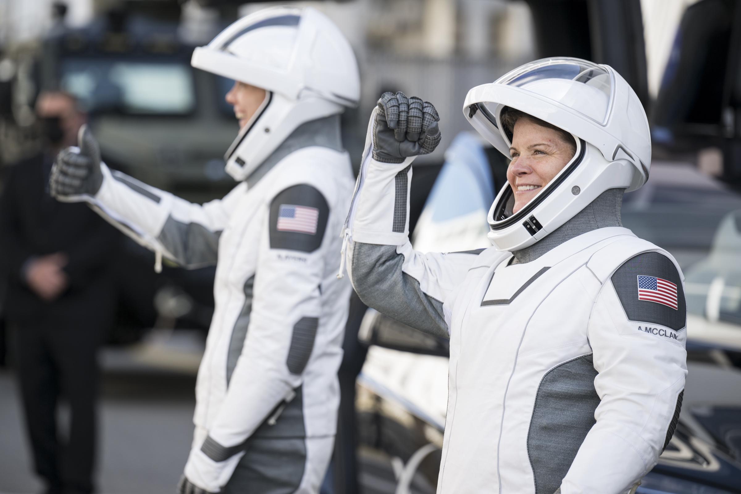 Die NASA-Astronautinnen Anne McClain und Nichole Ayers grüßen Freunde und Familie, bevor sie an Bord des SpaceX Dragon-Raumschiffs für den Start der Crew-10-Mission am 14. März 2025 gehen | Quelle: Getty Images