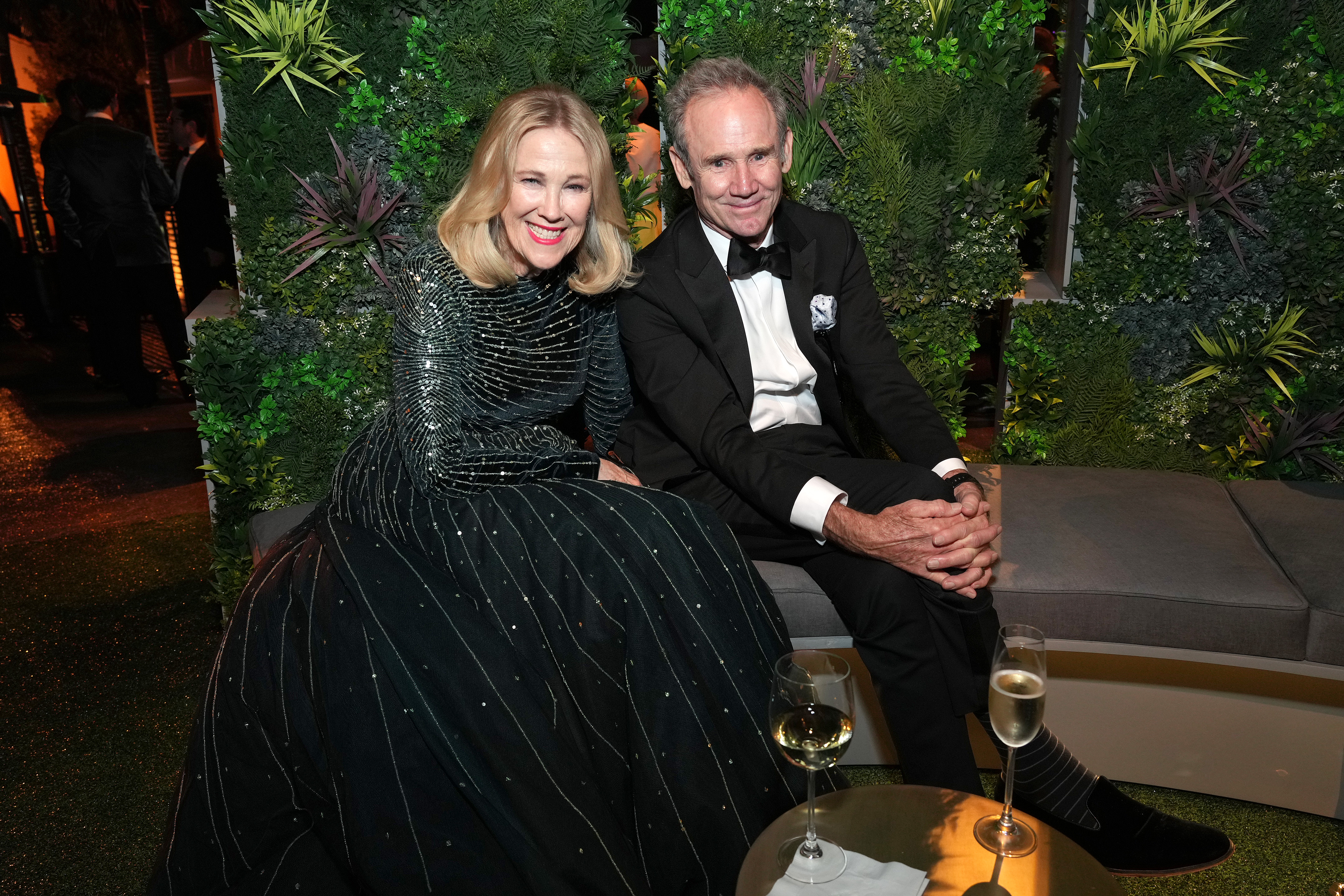 Catherine O'Hara und Bo Welch besuchen die Vanity Fair Oscar Party 2022. | Quelle: Getty Images