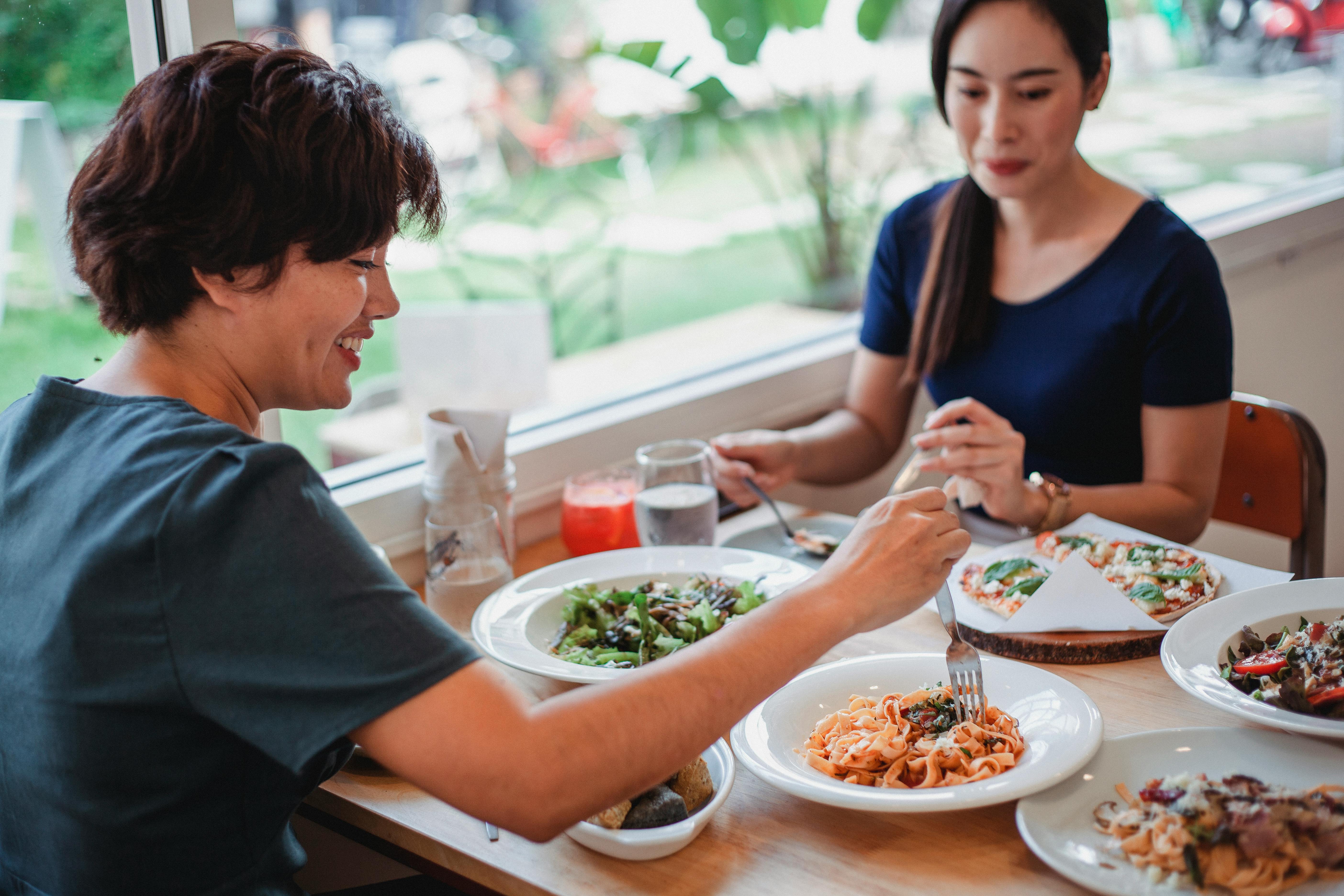 Frauen beim Essen | Quelle: Pexels