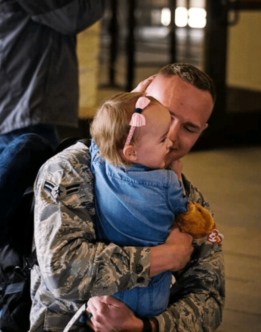 Adalynn umarmt ihren Vater Stubenältester Ron Durbin. | Quelle: Youtube.com/Militarykind