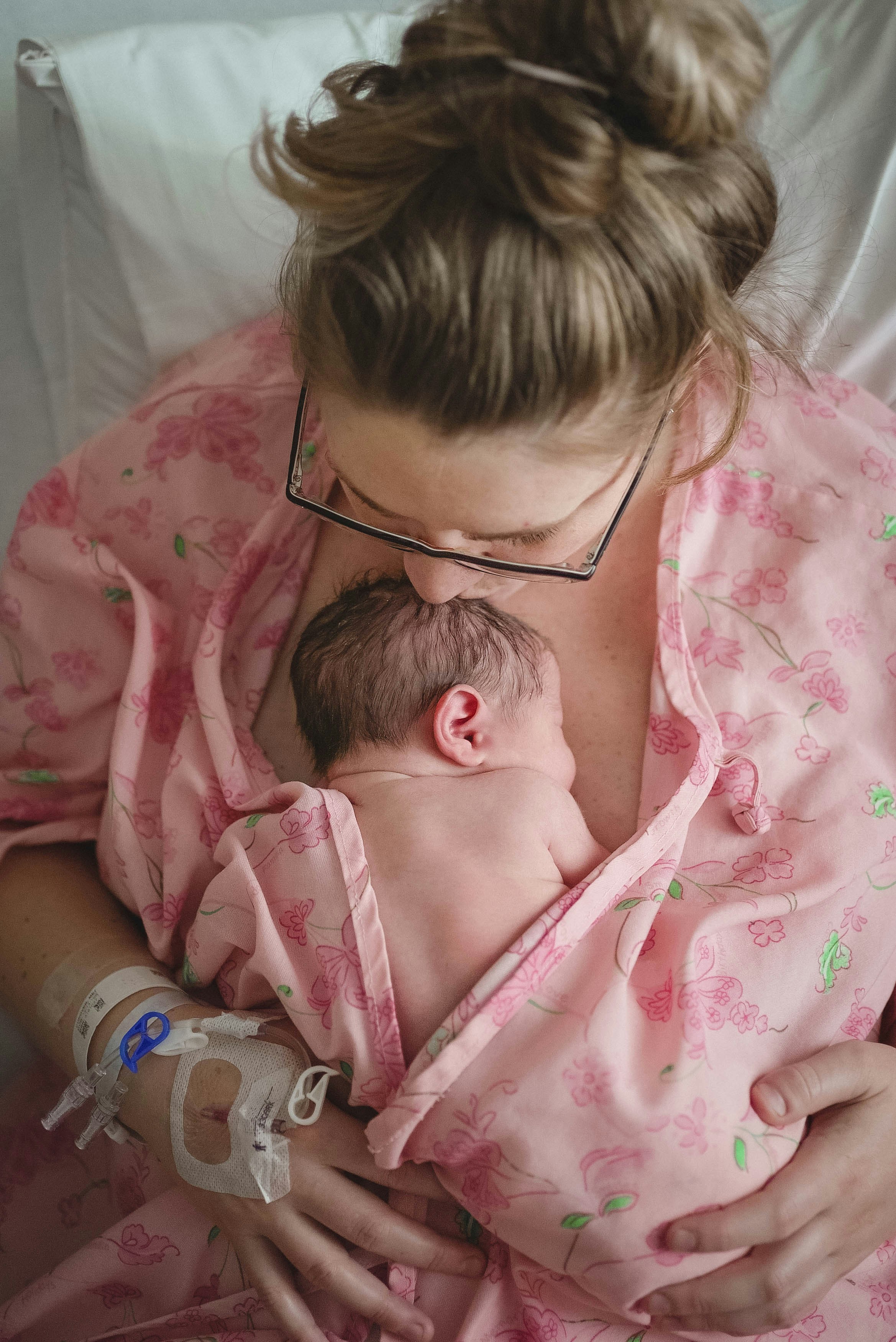 Eine Mutter und ihr Neugeborenes | Quelle: Unsplash