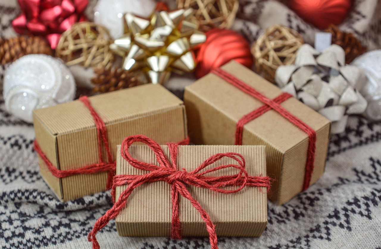 Kisten mit Weihnachtsgeschenken | Quelle: Pixabay
