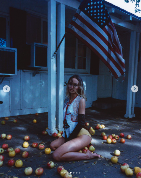 Lily-Rose Depp posiert für ein Fotoshooting, gepostet am 22. Mai 2024 | Quelle: Instagram/lilyrose_depp