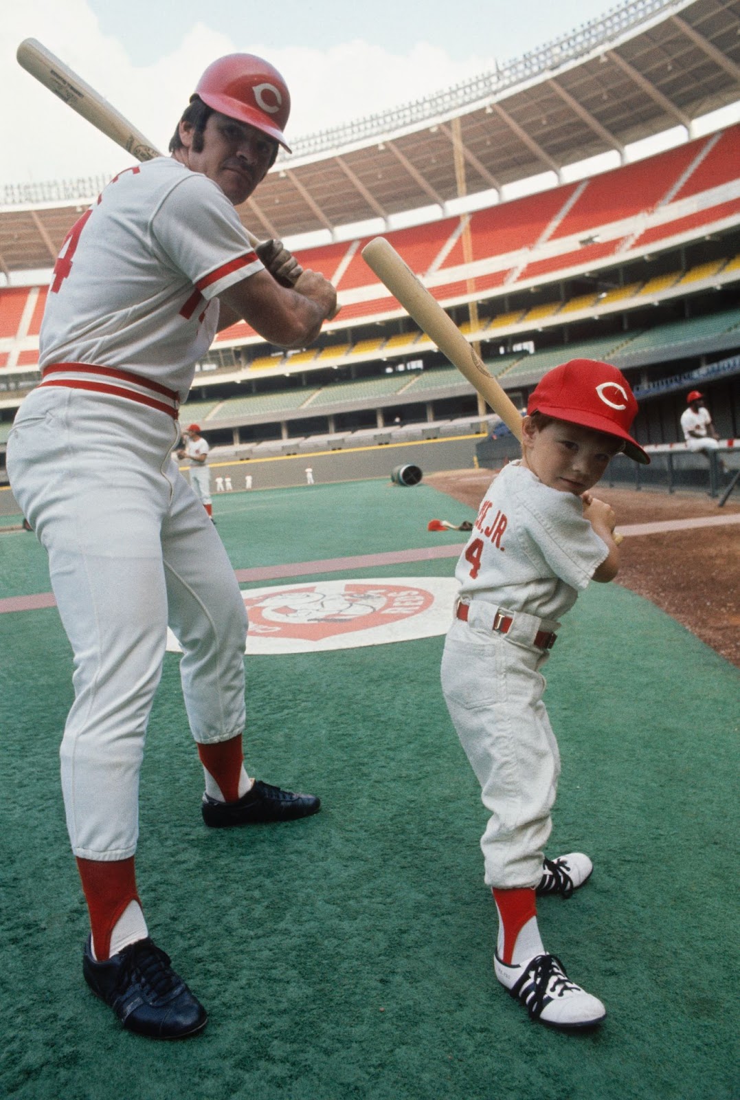 Pete Rose und Pete Rose Jr. im Riverfront Stadium, etwa 1972. | Quelle: Getty Images