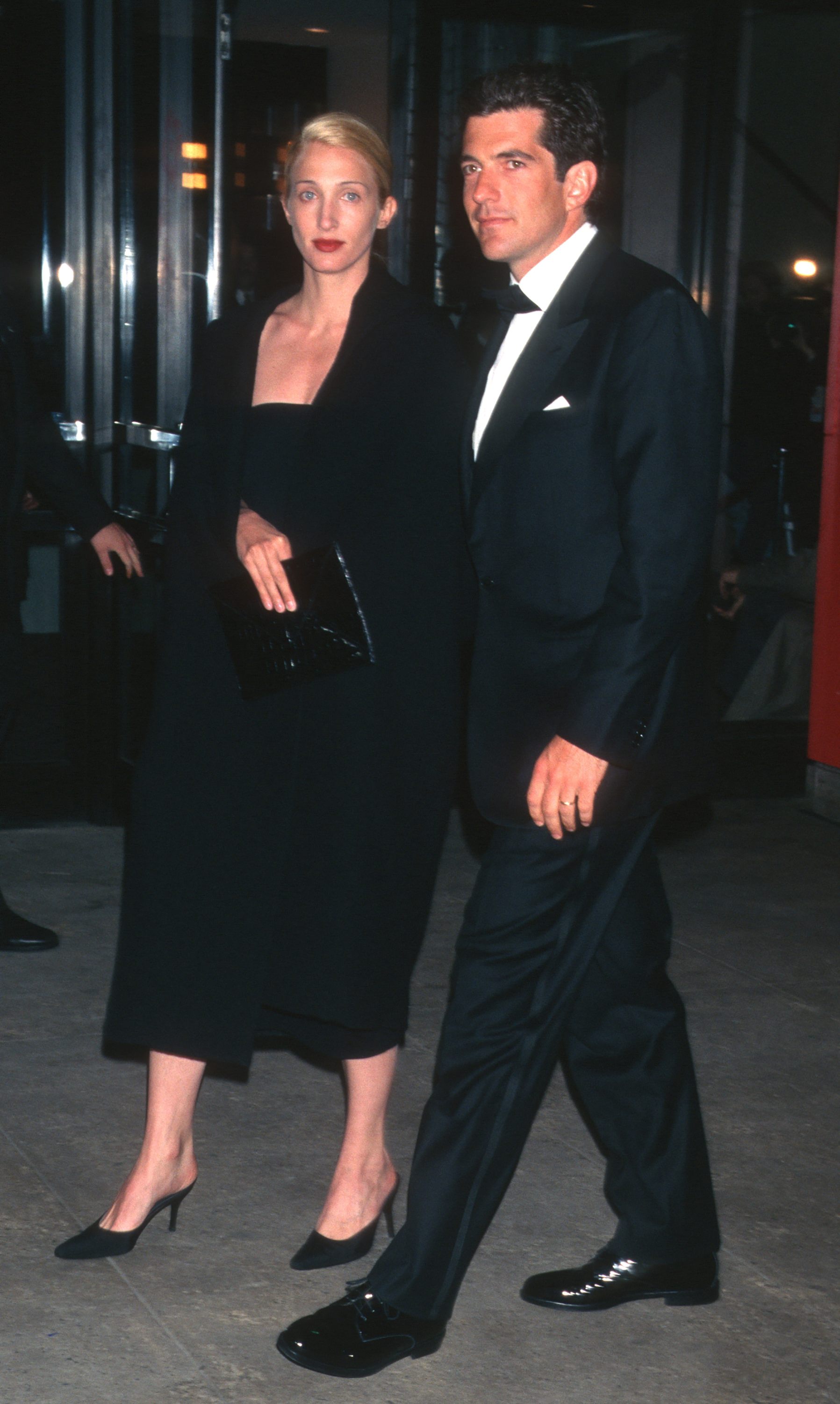 Carolyn Bessette und John F. Kennedy Jr. bei der Verleihung der Jacqueline Kennedy Onassis-Medaille durch die Municipal Art Society am 6. April 1998 in New York. | Quelle: Getty Images