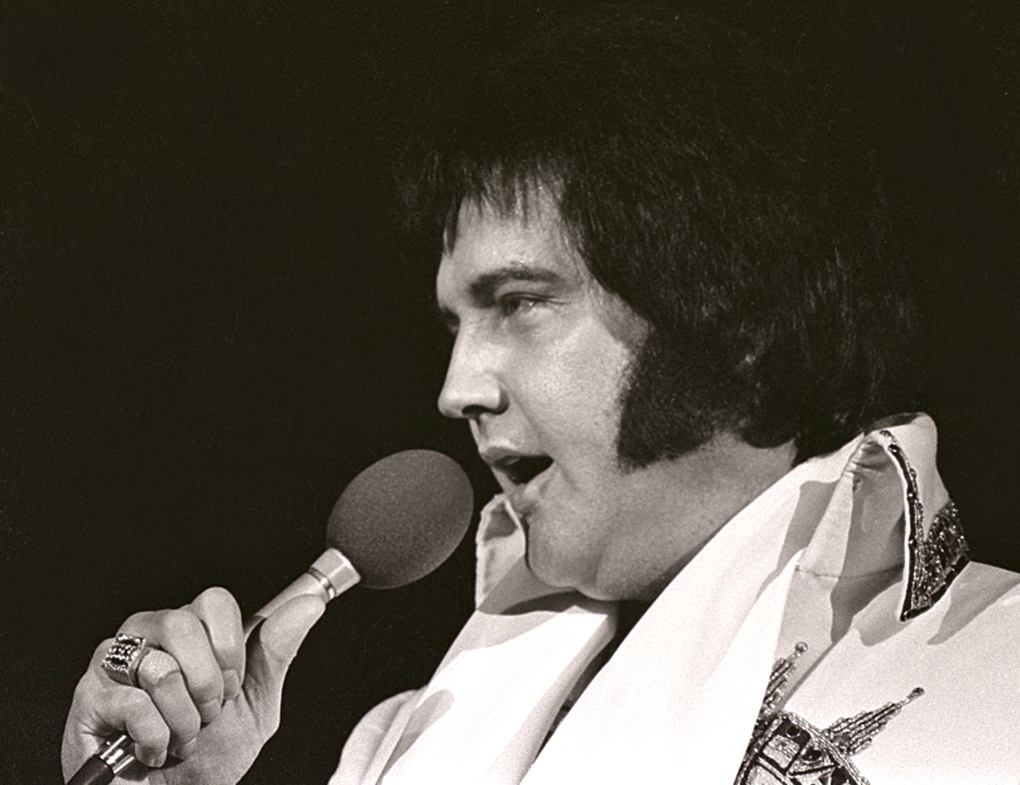 Elvis während eines Auftritts im Jahr 1977. | Quelle: Getty Images