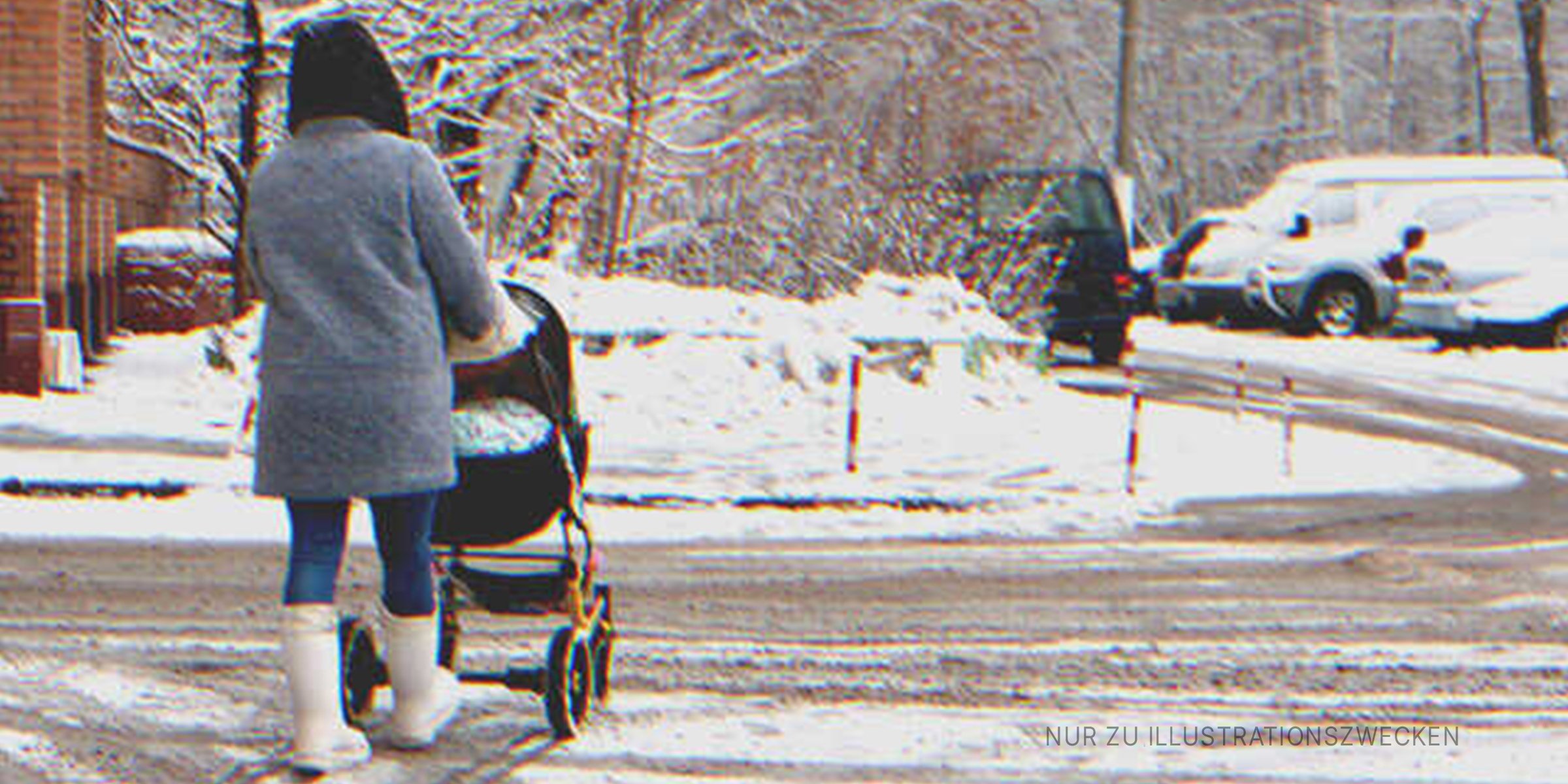 Junge Frau mit Kinderwagen auf schneebedeckter Straße | Quelle: Getty Images