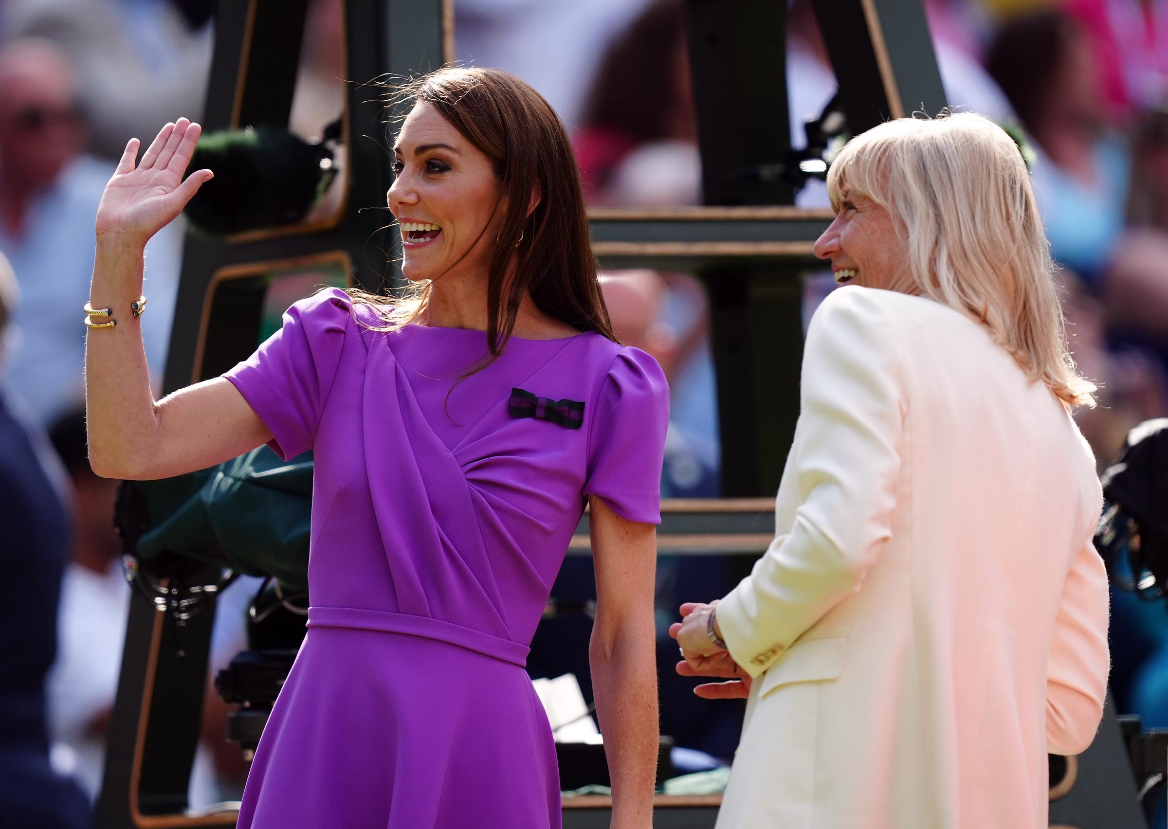 Kate Middleton und Debbie Jevans bei der Pokalübergabe für das Herreneinzel-Finale bei den Wimbledon Championships 2024 am 14. Juli 2024 in London, England. | Quelle: Getty Images