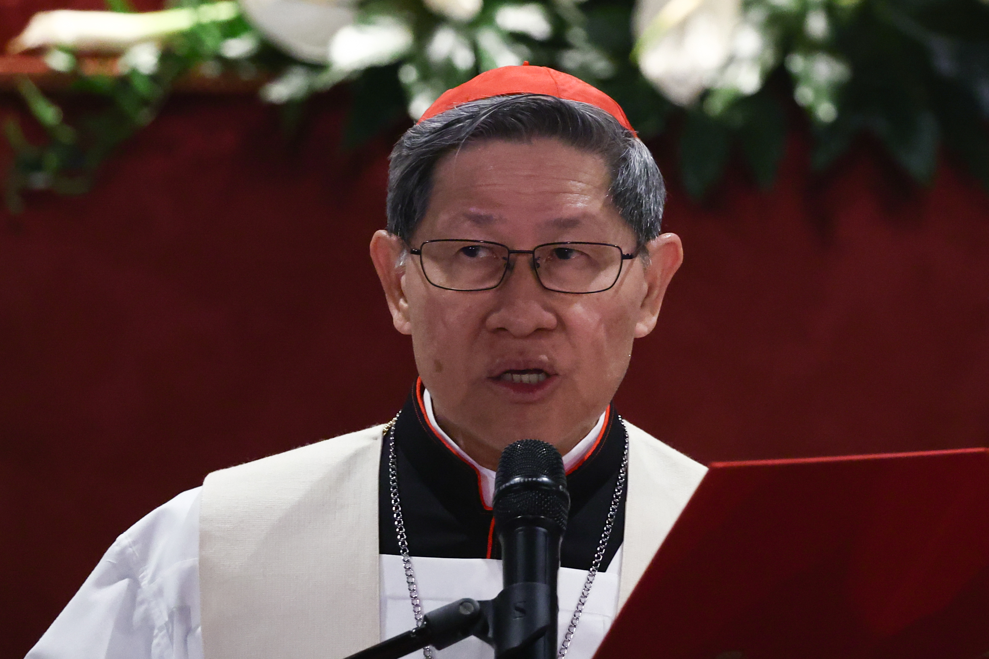 Kardinal Luis Antonio Tagle leitet einen Rosenkranz für Papst Franziskus am 24. April 2025 in der Basilika Santa Maria Maggiore im Vatikan, Rom, Italien. | Quelle: Getty Images