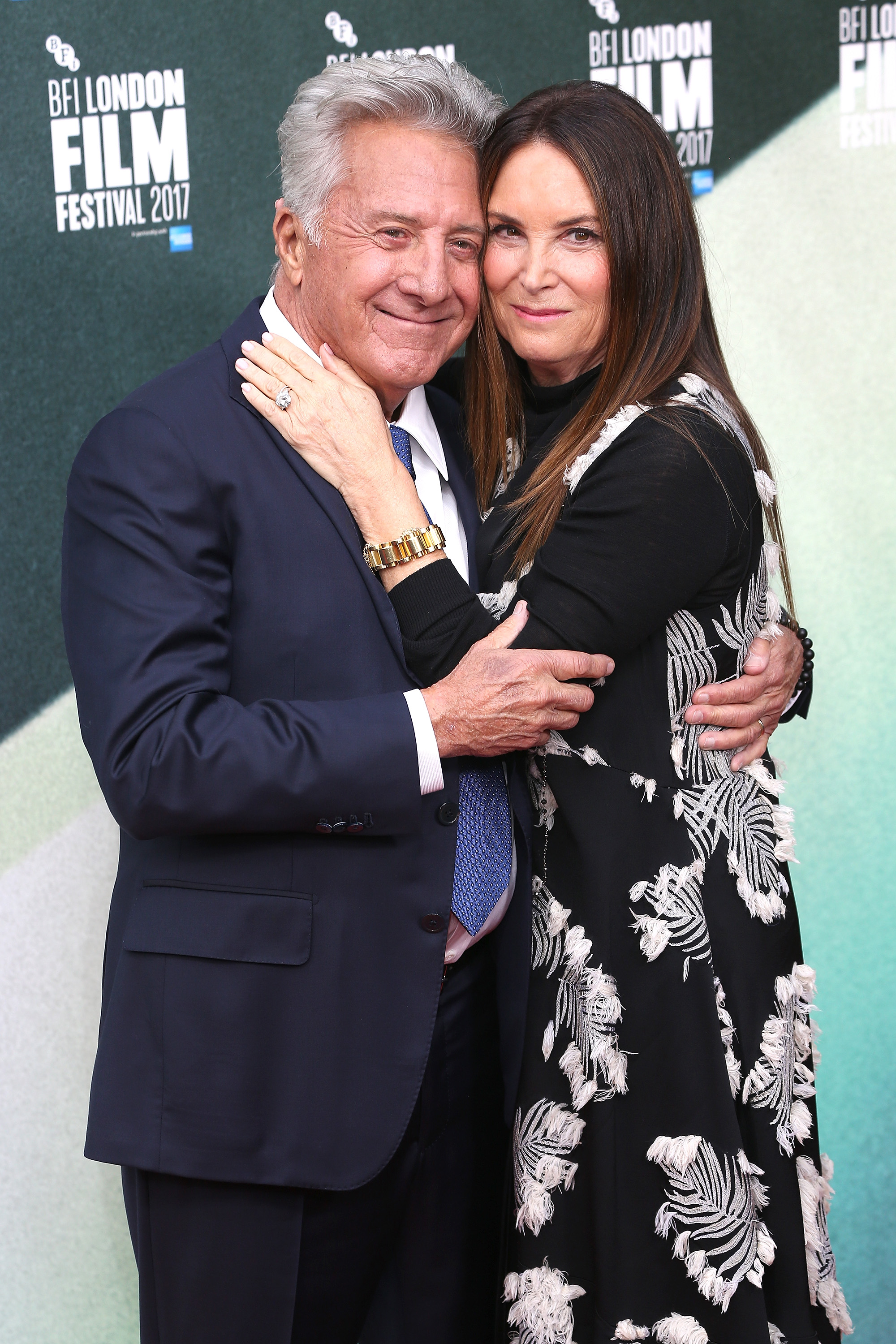 Dustin Hoffman und Lisa Hoffman besuchen die britische Premiere von "The Meyerowitz Stories" in London, England, am 6. Oktober 2017. | Quelle: Getty Images
