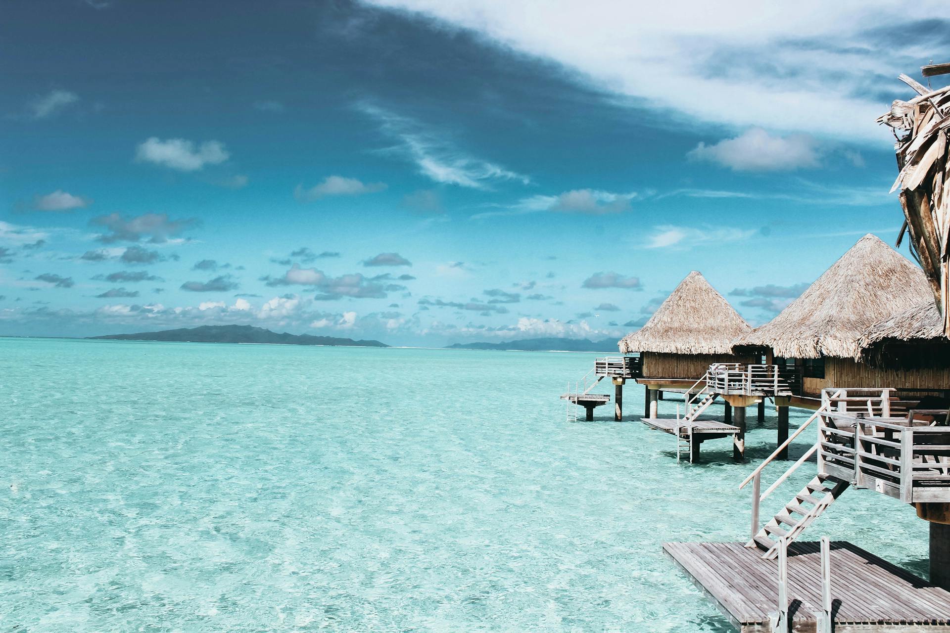 Kleine Bungalows am Strand auf einer Insel | Quelle: Pexels