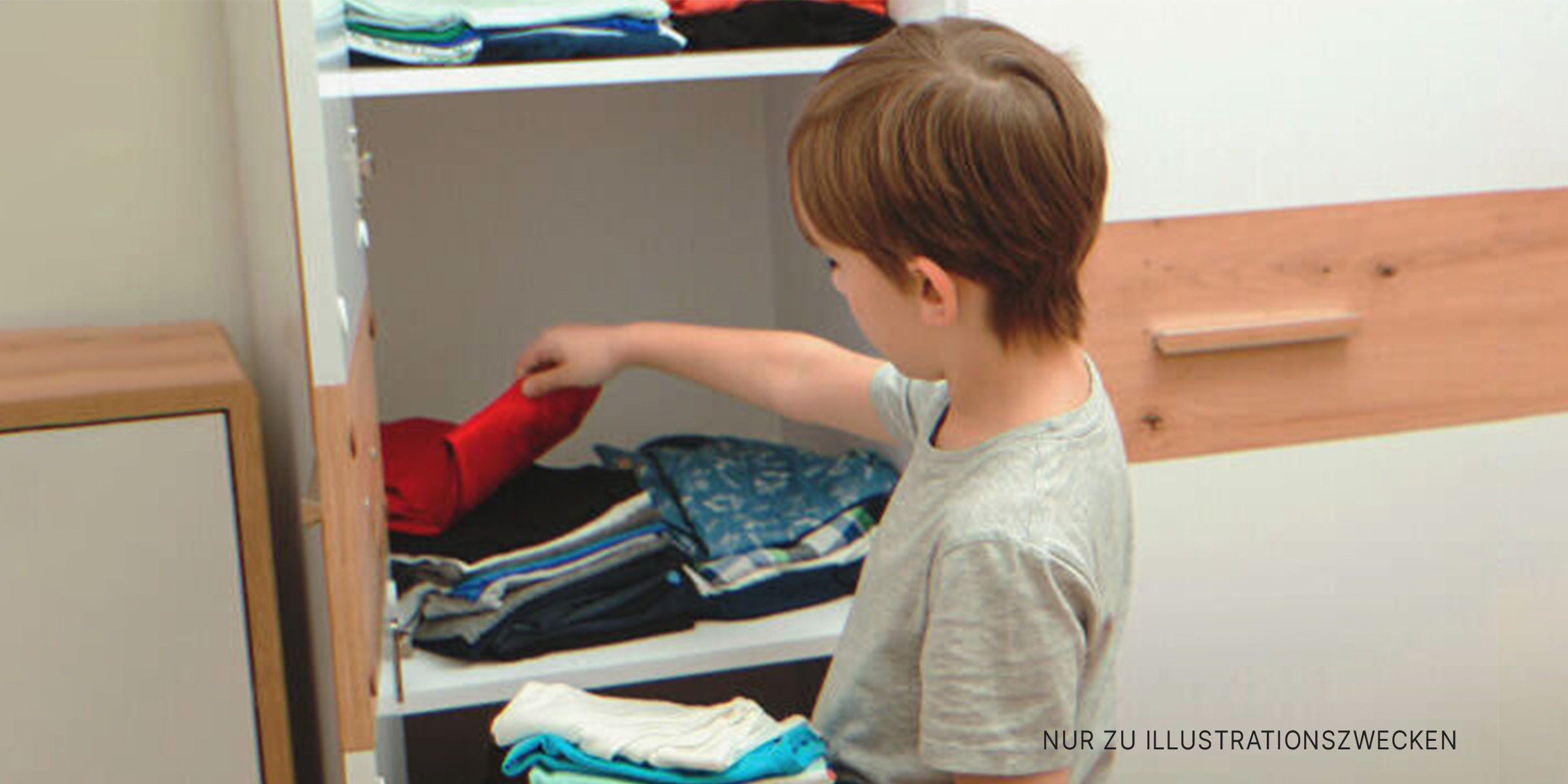 Junge schaut in den Kleiderschrank | Quelle: Shutterstock
