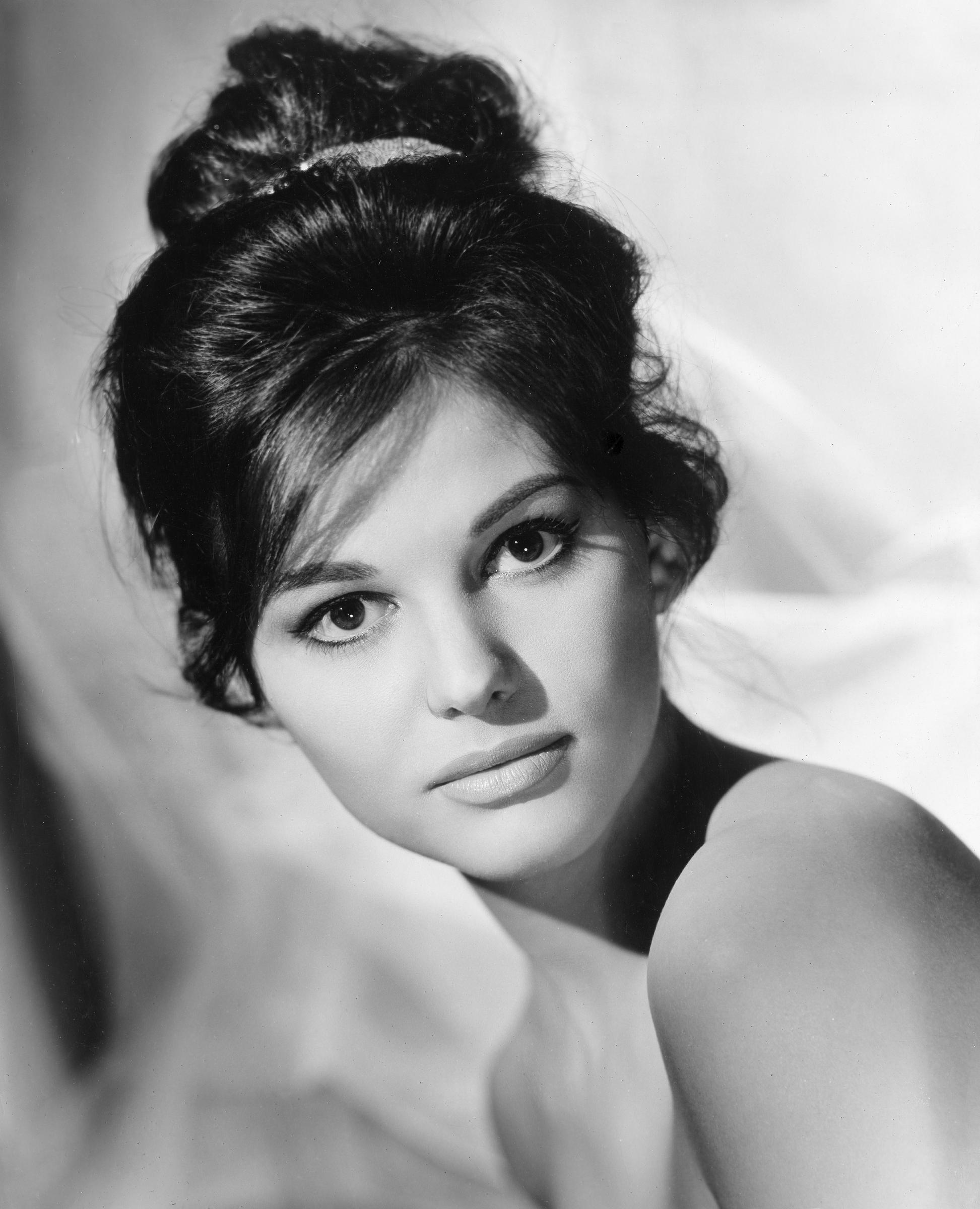 Claudia Cardinale am Set von "Upstairs and Downstairs", 1959 | Quelle: Getty Images