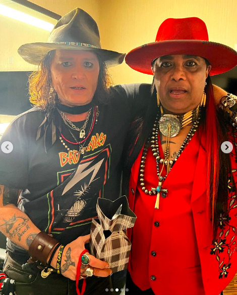 Johnny Depp und Micki Free posieren für ein Bild, das am 5. November 2022 gepostet wurde | Quelle: Instagram/official_micki_free