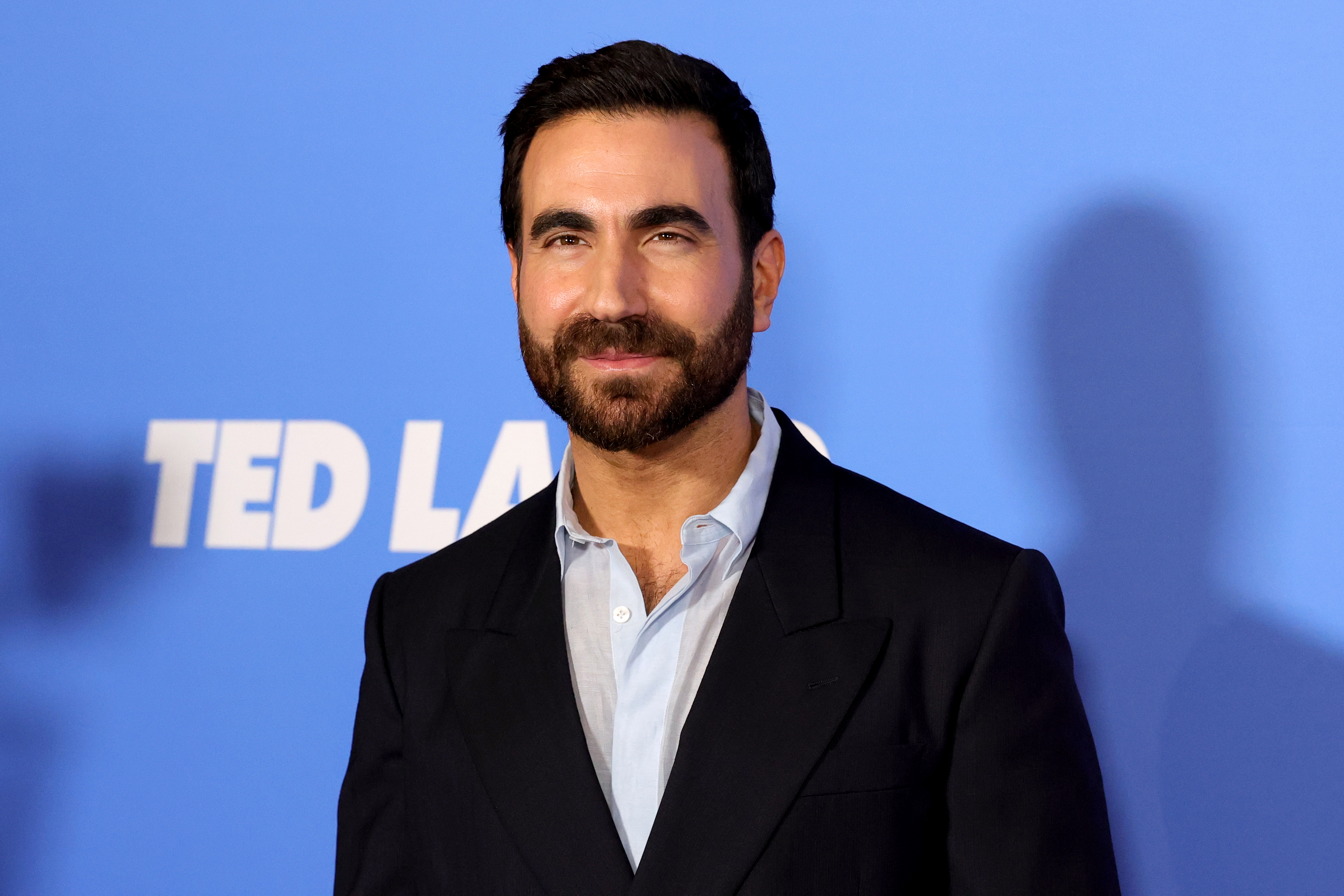 Brett Goldstein posiert bei der Premiere der vierten Staffel von „Ted Lasso“ am 4. August 2026 in New York City. Sein dunkles Haar und sein Vollbart sind auf dem Foto zu sehen, während Social-Media-Nutzer darüber diskutieren, wie sehr er Ben Affleck ähnelt. | Quelle: Getty Images
