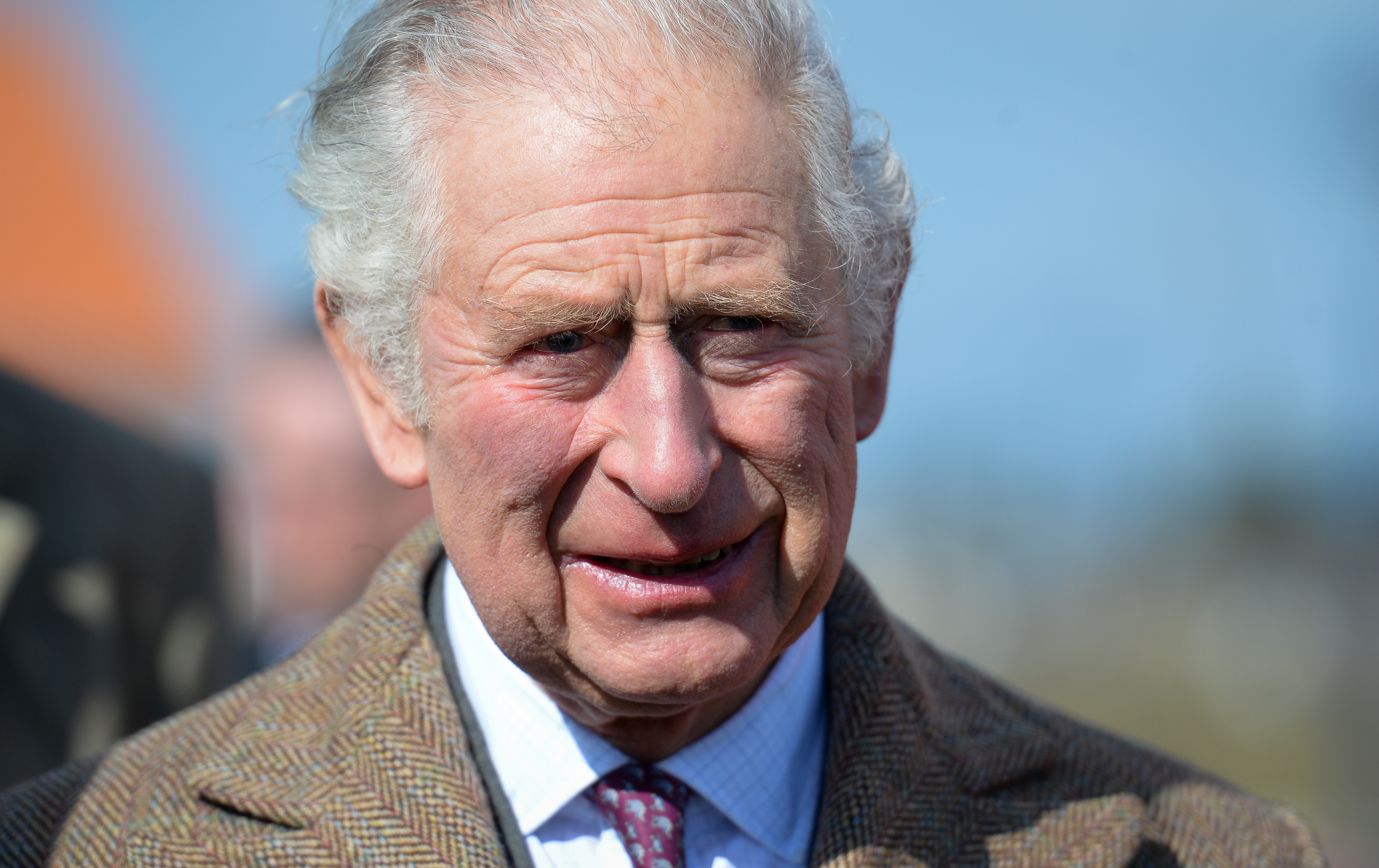 König Charles III. bei seinem Besuch im Royal British Legion Centenary Wood am 07. März 2022 in Newquay, England | Quelle: Getty Images