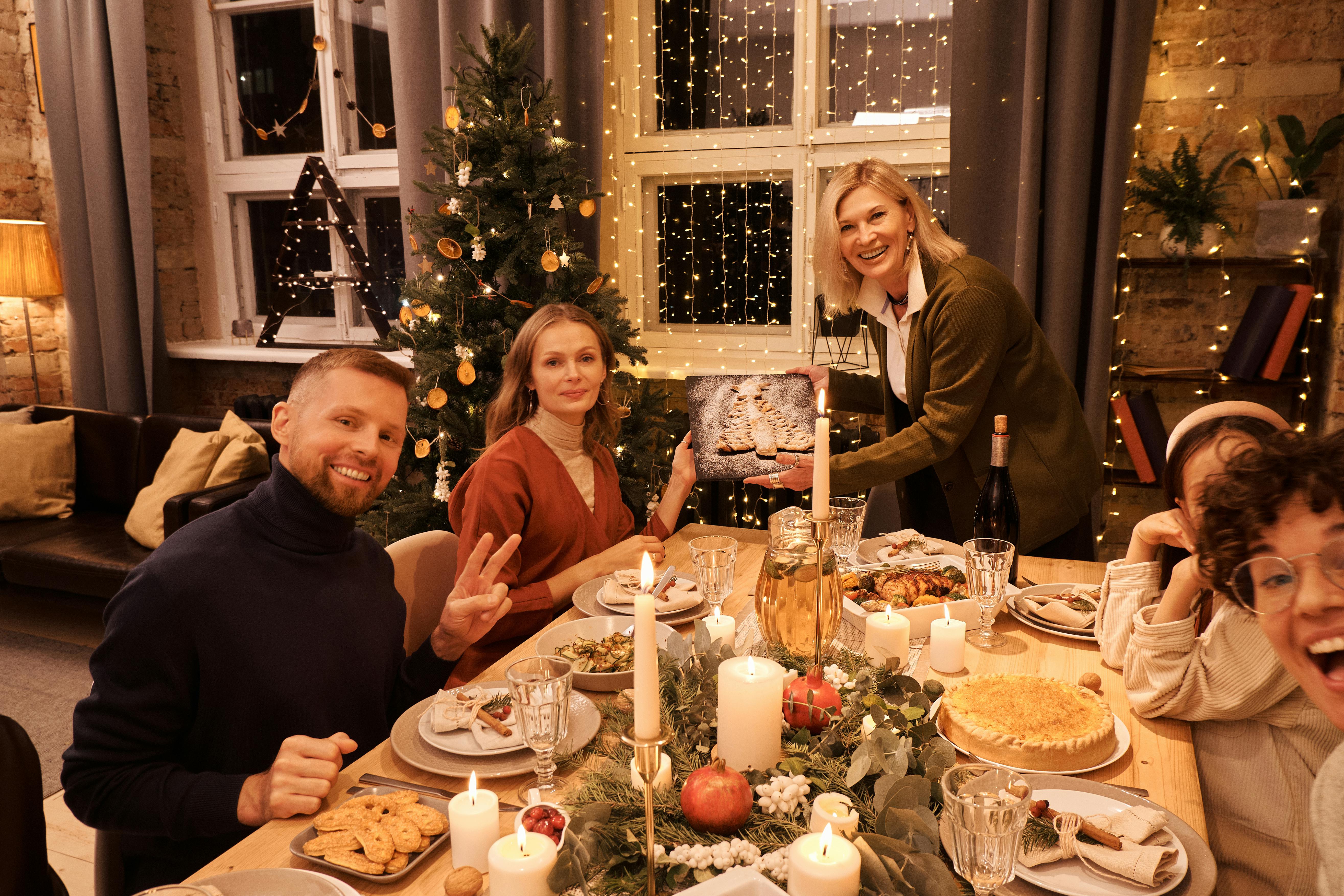 Eine glückliche Familie beim Abendessen | Quelle: Pexels